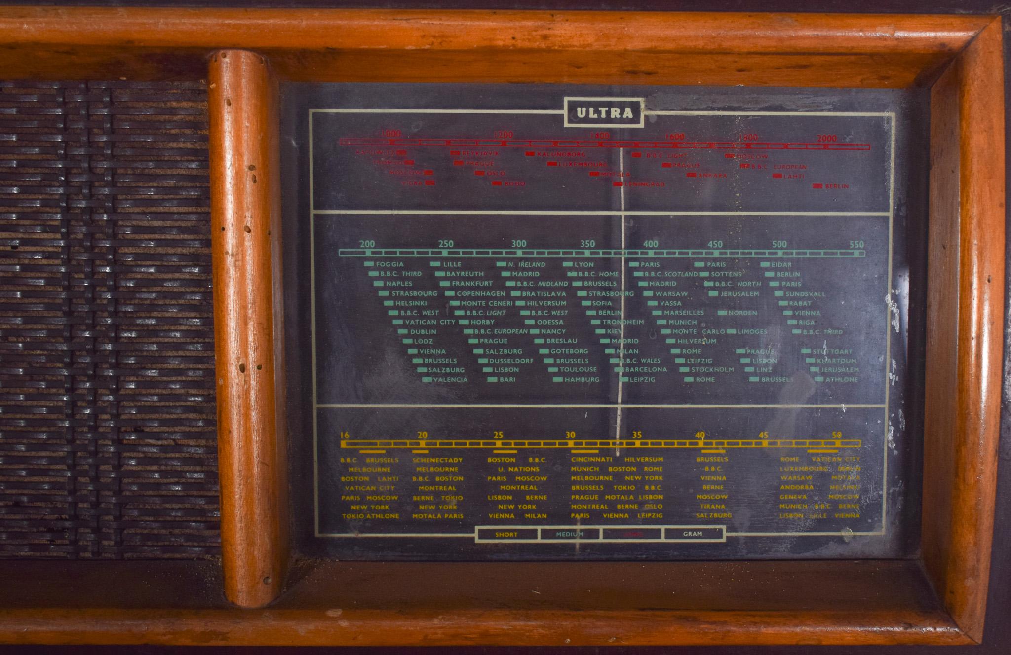 20ième siècle Radio de table ancienne avec étui en bois en vente