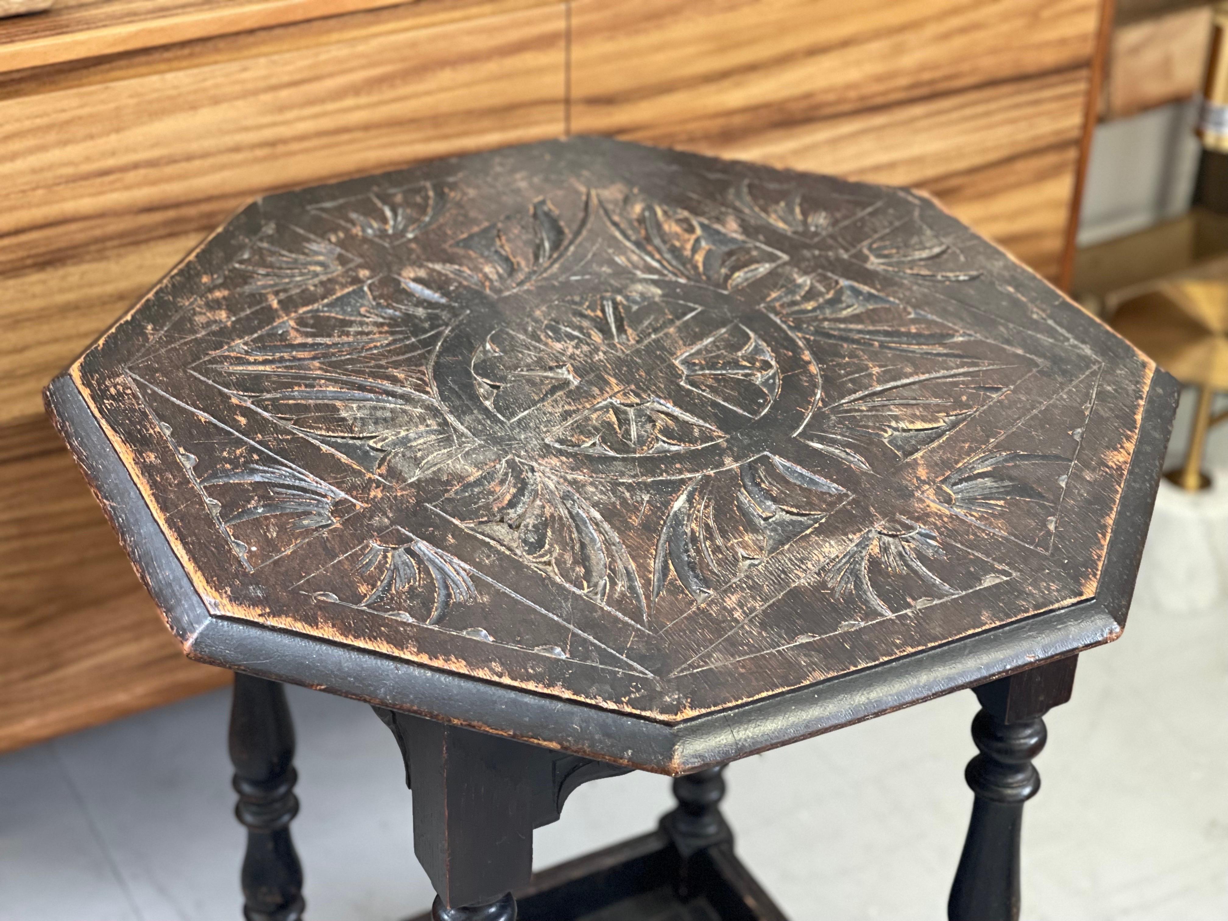 Antique Table Stand Uk Import In Good Condition For Sale In Seattle, WA
