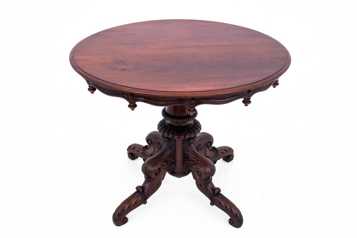 An antique table from the turn of the 19th and 20th centuries. The furniture is in very good condition after professional renovation.

Dimensions: Height 75 cm / diameter 95 cm.
