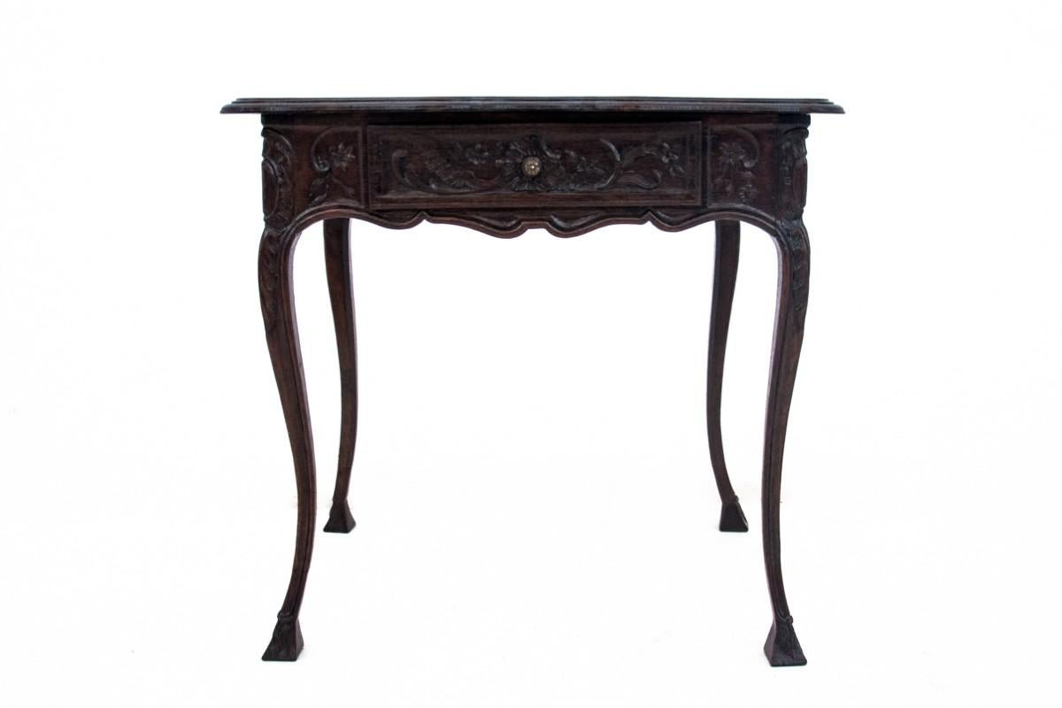 Tavolo antico del 1870 circa.

Mobili in ottime condizioni, dopo una ristrutturazione professionale.

Dimensioni: altezza 76 cm / larghezza 80 cm / profondità 65 cm