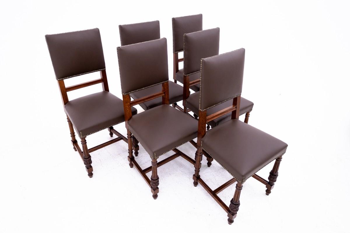 Antique table with 6 chairs from around 1880. For Sale 4