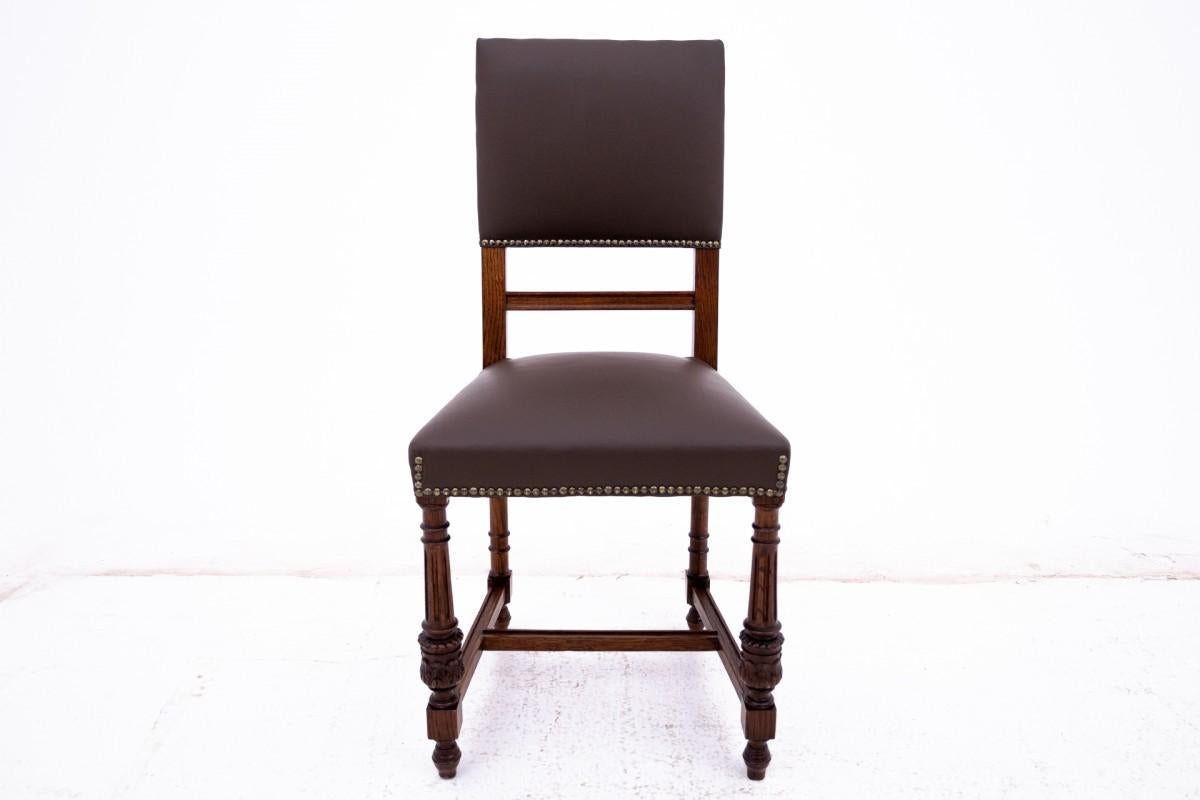 Antique table with 6 chairs from around 1880. For Sale 5