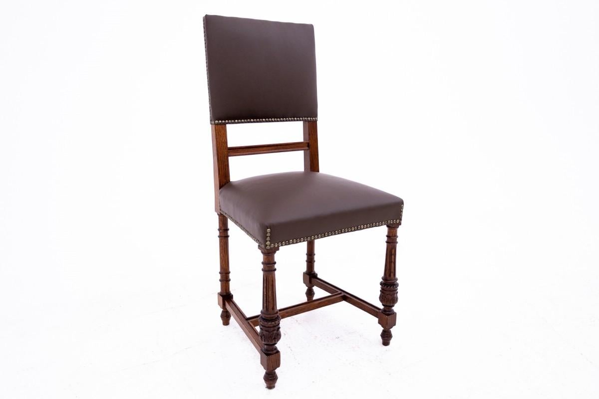 Antique table with 6 chairs from around 1880. For Sale 6
