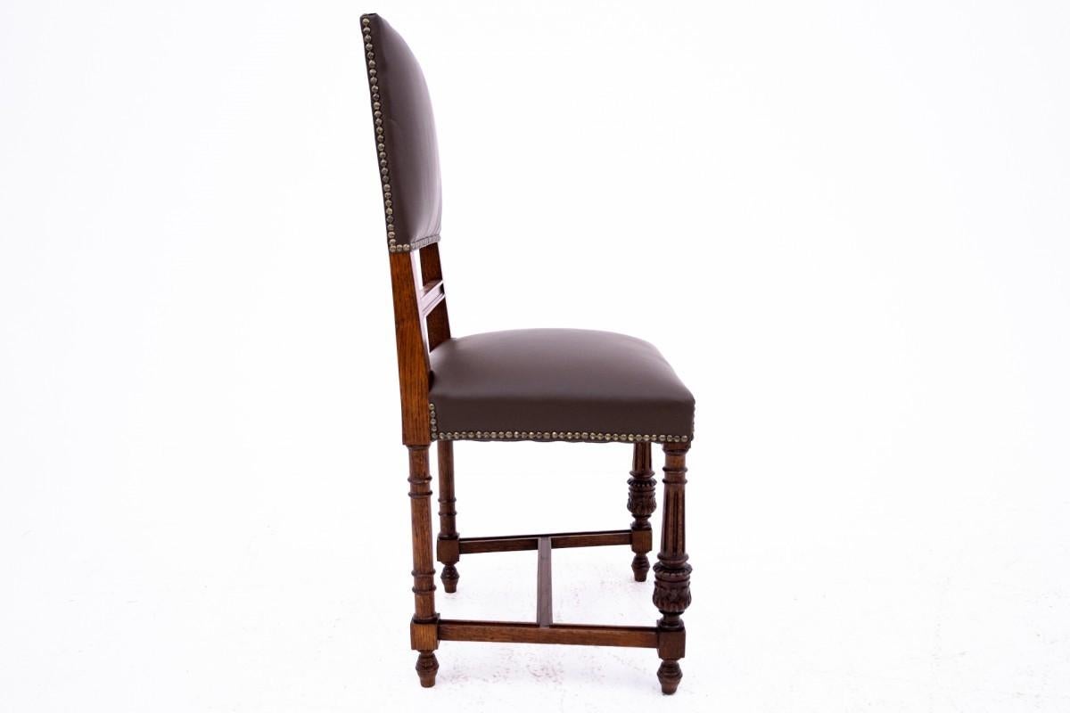 Antique table with 6 chairs from around 1880. For Sale 10