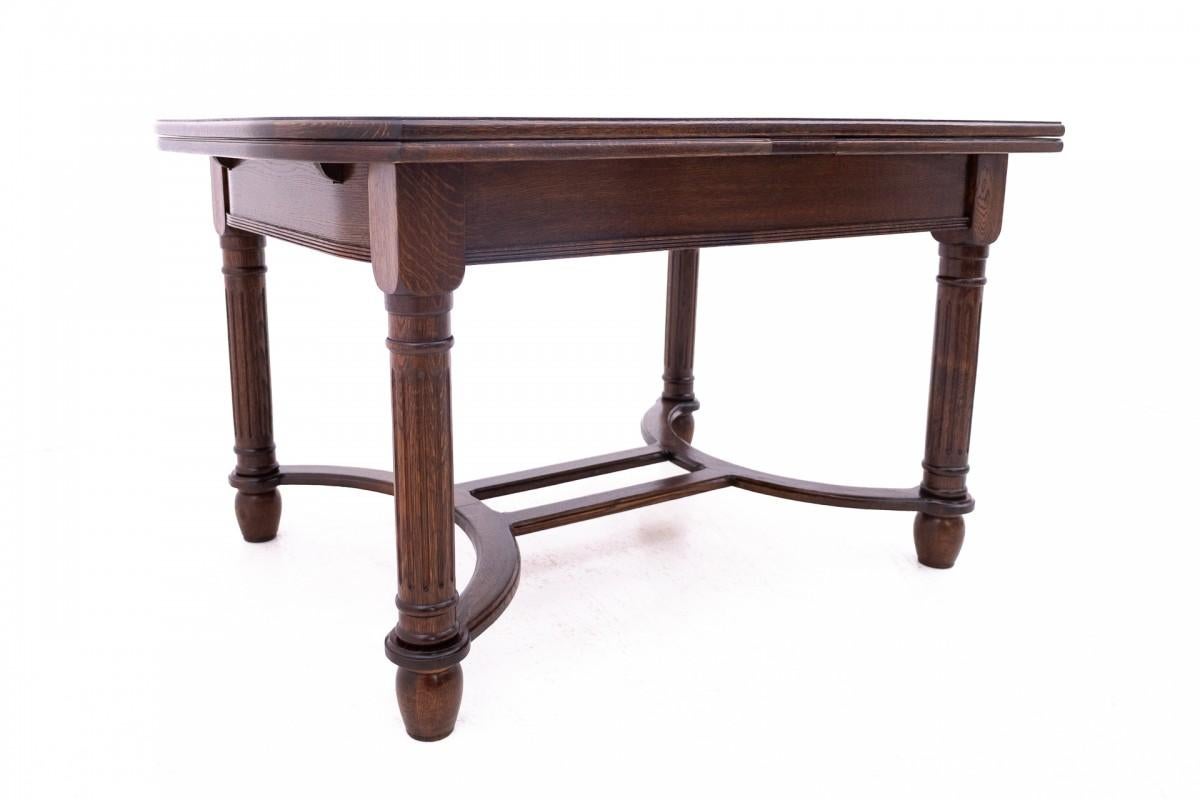 Antique table with 6 chairs from around 1880. In Good Condition For Sale In Chorzów, PL