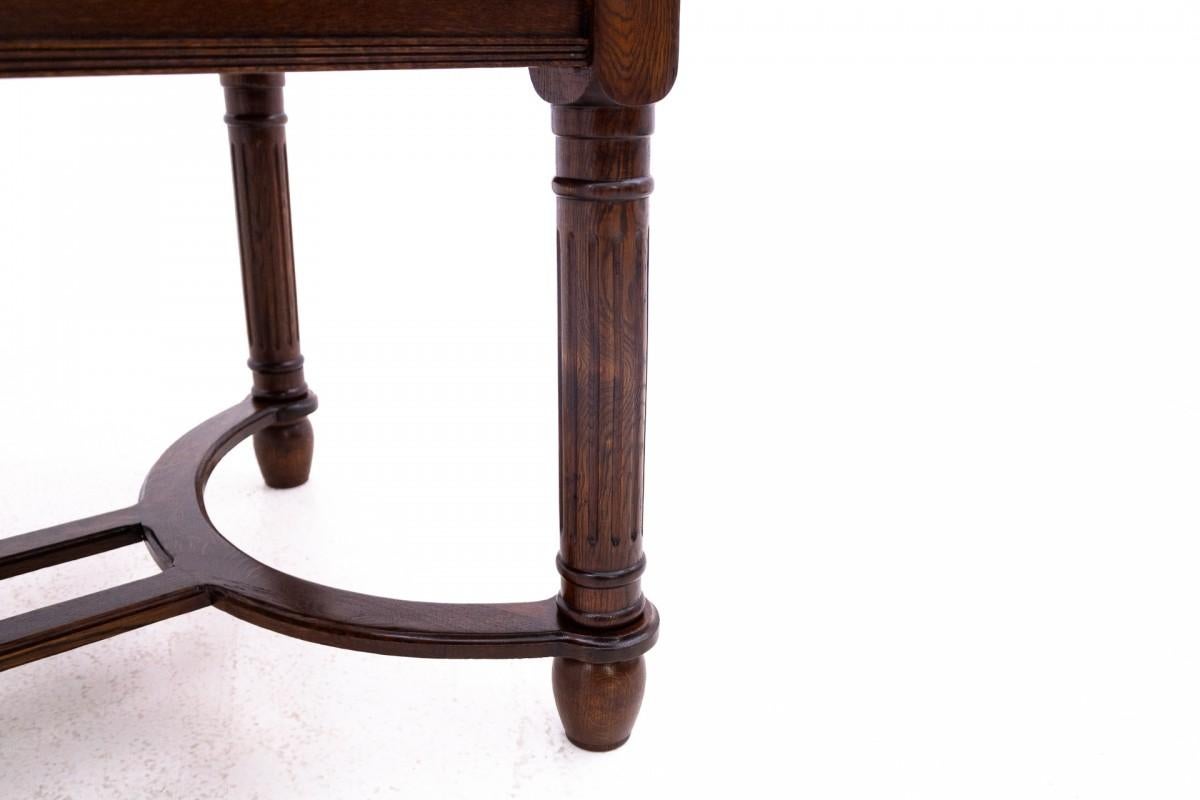 Leather Antique table with 6 chairs from around 1880. For Sale