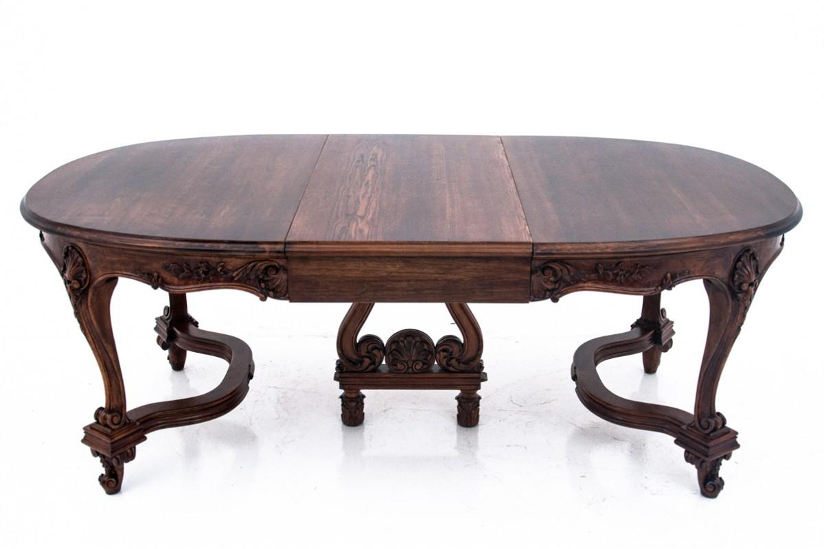 Walnut Antique table with 6 chairs, Western Europe, late 19th century. For Sale