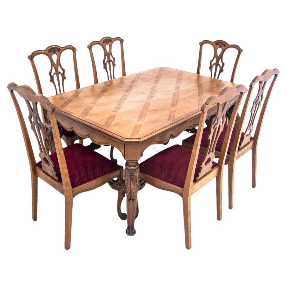 Stilvoller Louis-Tisch mit 6 Stühlen aus dem späten 19. Jahrhundert.

Antike Möbel mit einer schöneren Form A bringen Eleganz in jedes Interieur.

Ein Tisch mit Stühlen schön mit Holzschnitzerei verziert, das Ganze ruht fest

geschnitzte