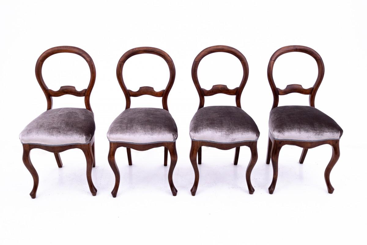 Table et chaises anciennes de la fin du XIXe siècle, Europe du Nord.

Mobilier en très bon état, rénové par des professionnels. Les sièges des chaises sont recouverts d'un nouveau tissu.

Dimensions :

Table : hauteur 75 cm / largeur 118 cm /