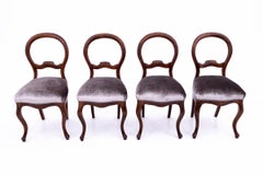 Tavolo antico con sedie, Europa del Nord, intorno al 1870.