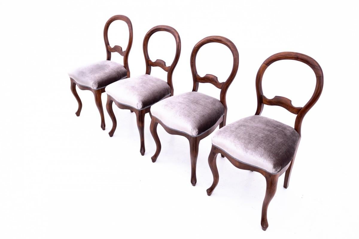 Antique table with chairs, Northern Europe, around 1870. In Good Condition For Sale In Chorzów, PL