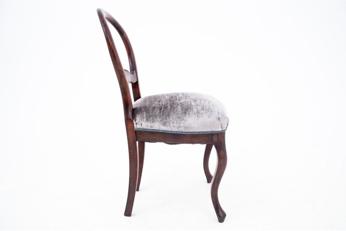Noyer Table ancienne avec chaises, Europe du Nord, vers 1870. en vente