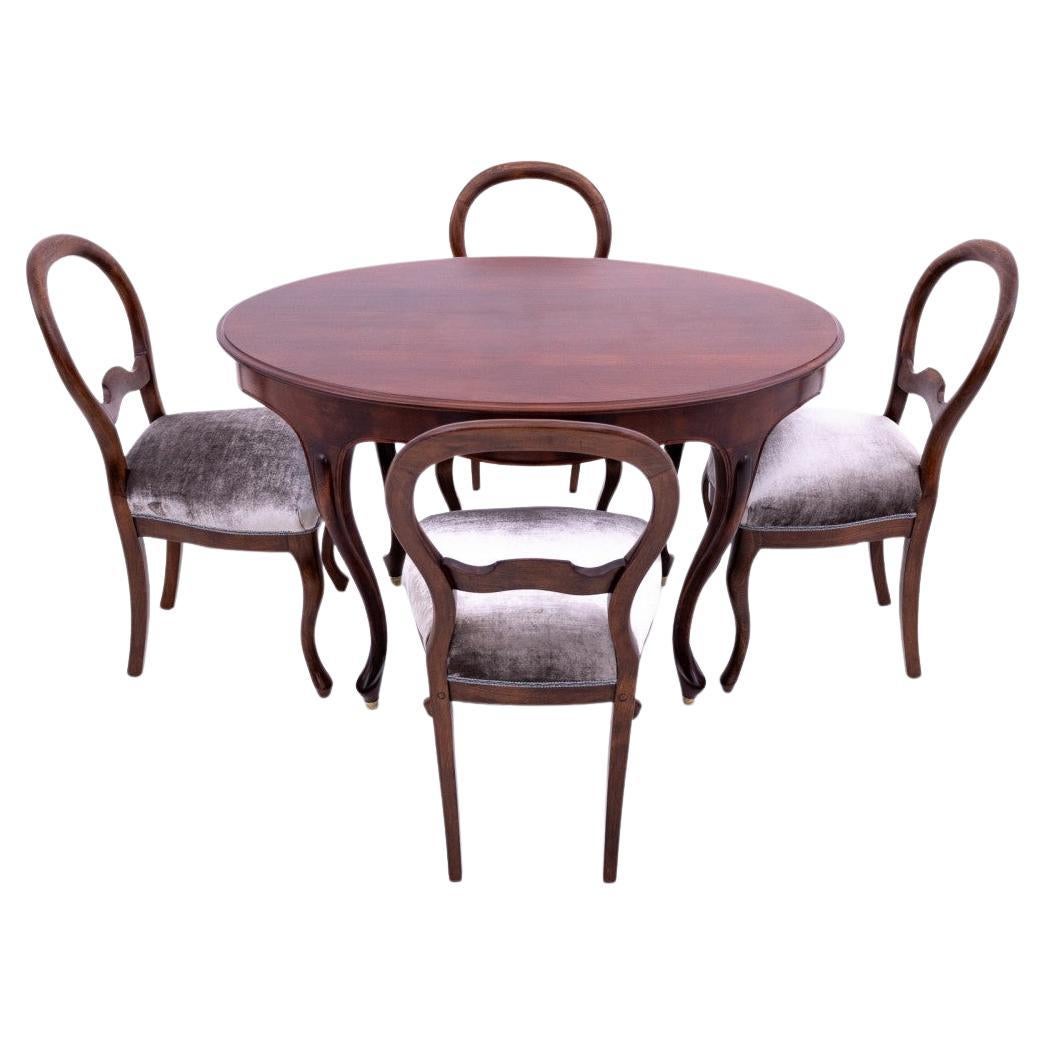 Mesa antigua con sillas, norte de Europa, hacia 1870.