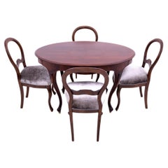Mesa antigua con sillas, norte de Europa, hacia 1870.