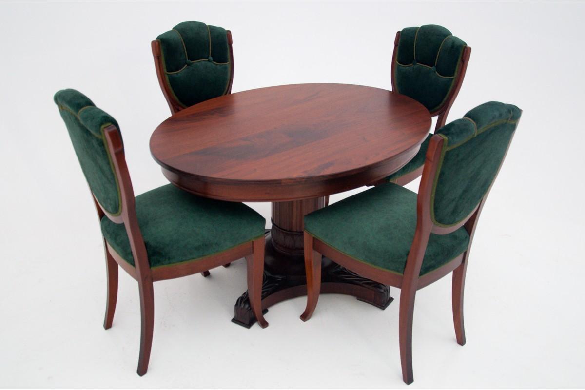 An antique table with 4 bottle green chairs from around 1910.

After renovation

Dimensions:

Table: height 70 cm / width 121 cm / depth. 90 cm

Chairs: height 97 cm / height of the seat. 47 cm / width 47 cm / depth 56 cm.