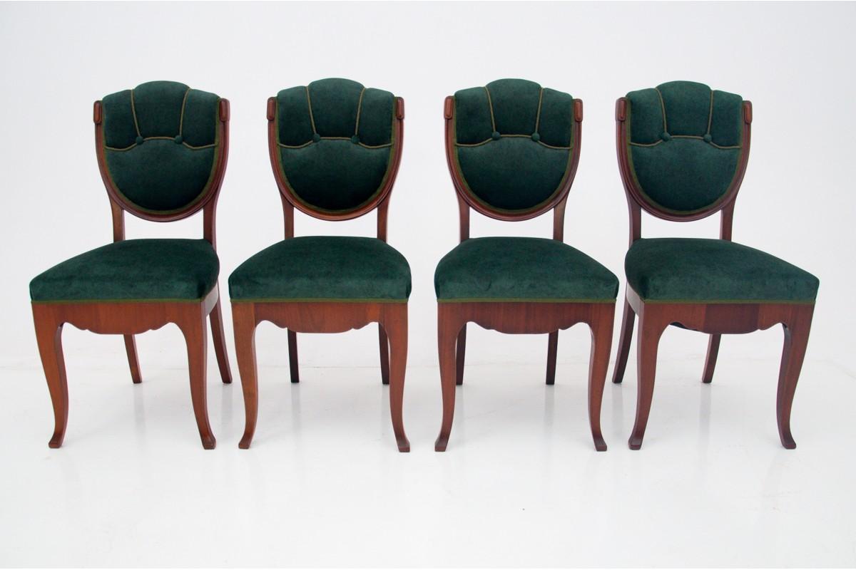 Danois Table antique avec chaises, Europe du Nord, début du XXe siècle en vente