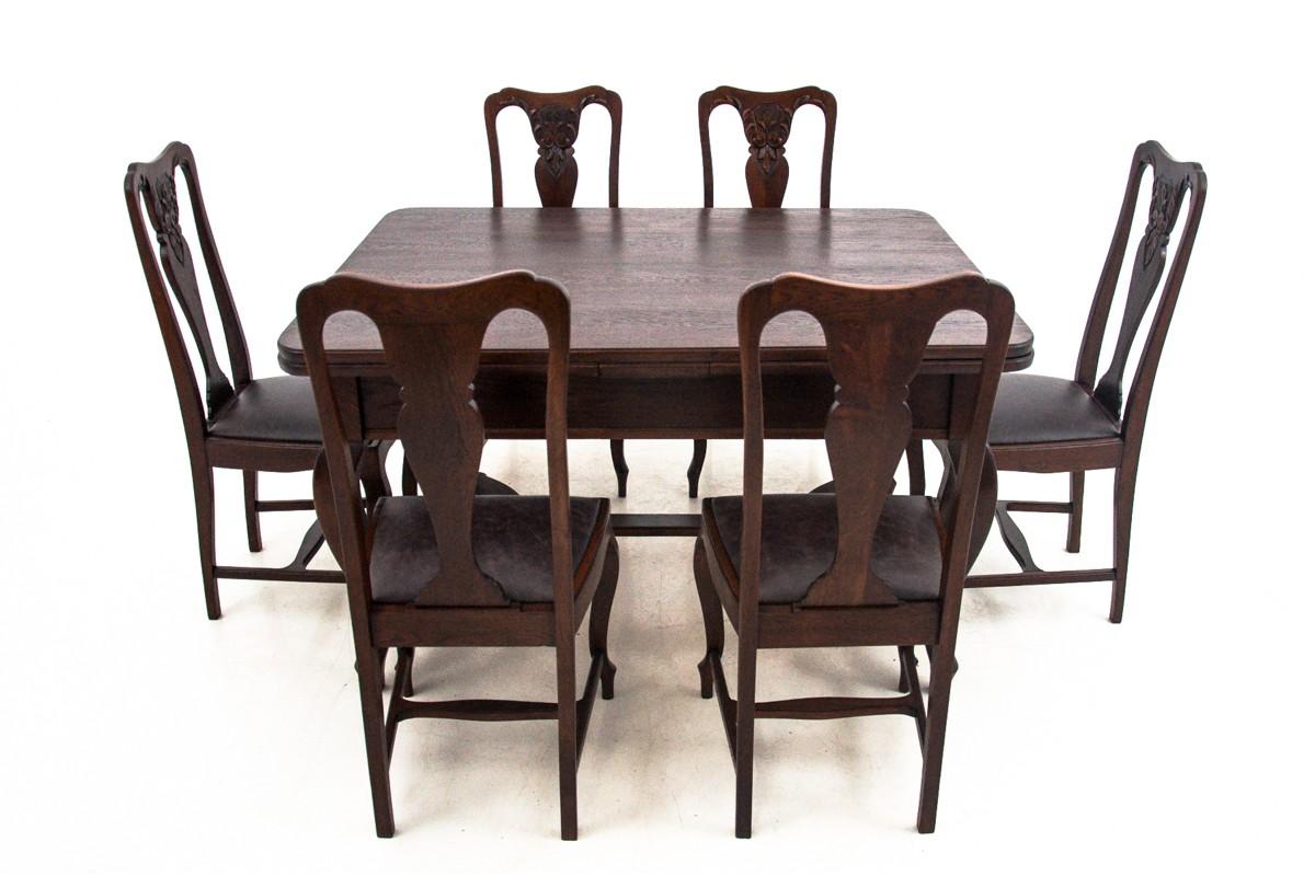 An antique table with six chairs. Furniture in very good condition, after professional renovation, chairs upholstered in new natural leather.

Measures: Table 82 cm height, 139-239 cm wide, depth 109 cm

Chairs height 107 cm, sitting height 47