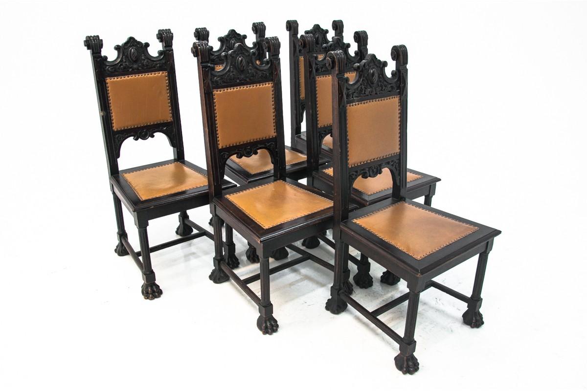 Oak Antique Table with Dining Room Chairs from circa 1880 in the Renaissance Style