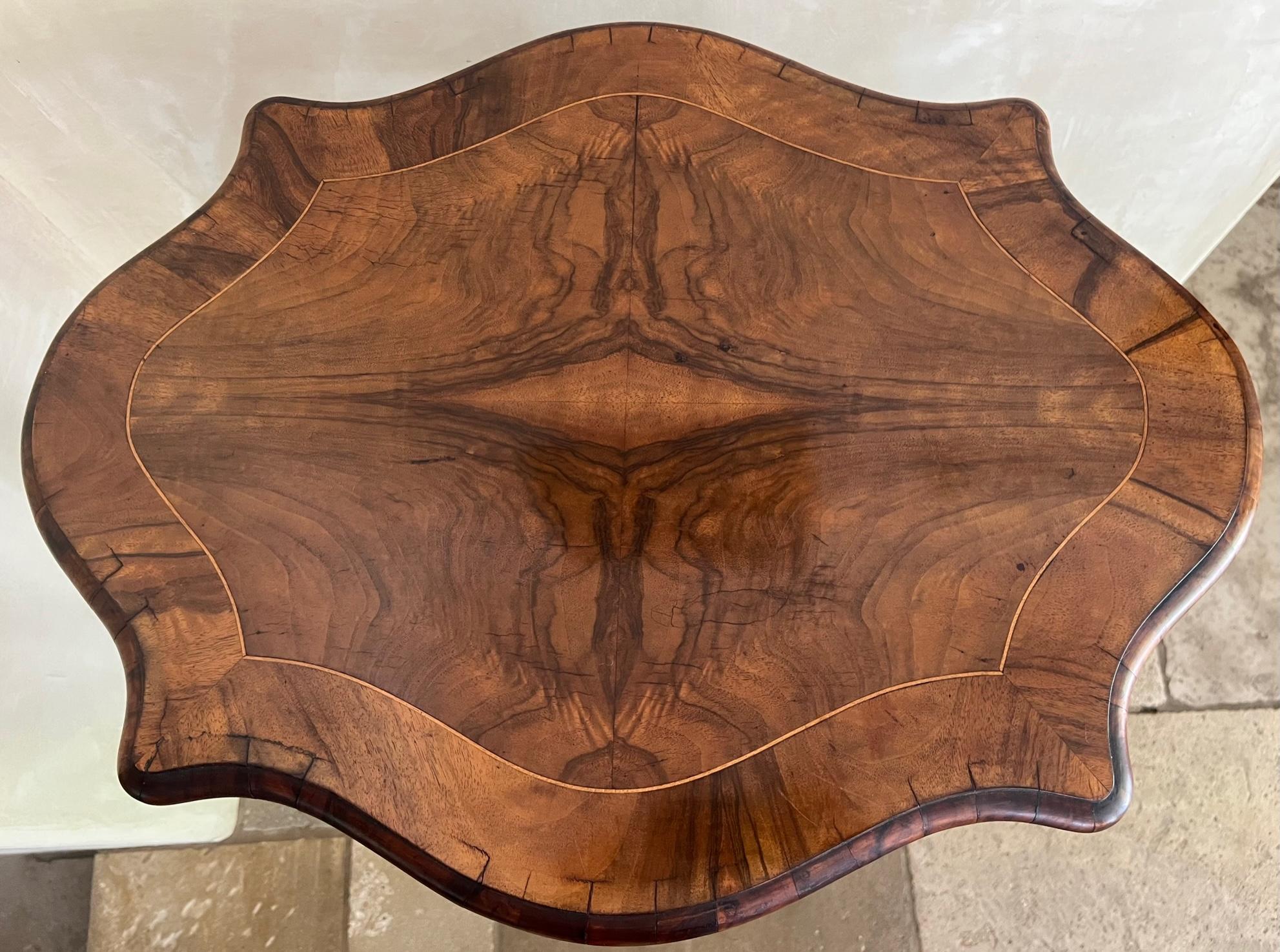 Antiker Tisch mit eingelegter, geteilter Holzplatte und Messing-Goldbronze-Details im Angebot 3