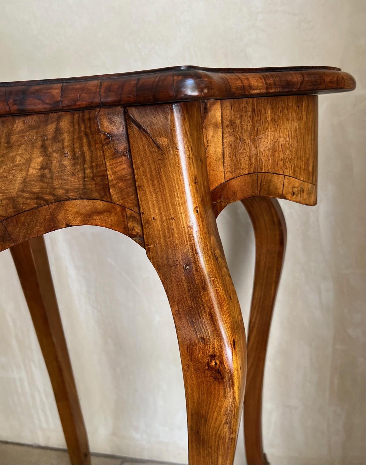Antiker Tisch mit eingelegter, geteilter Holzplatte und Messing-Goldbronze-Details im Angebot 4
