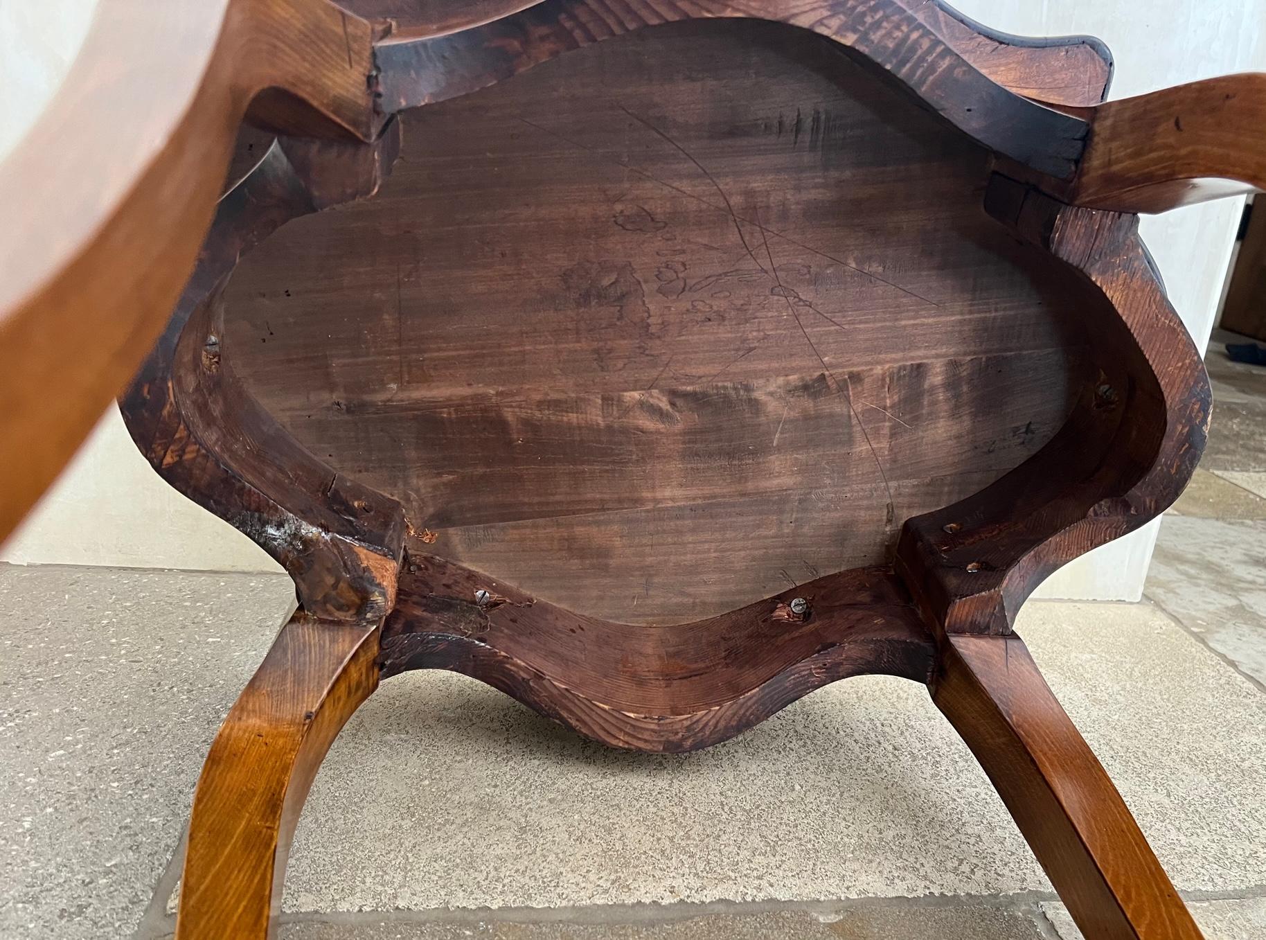 Antiker Tisch mit eingelegter, geteilter Holzplatte und Messing-Goldbronze-Details im Angebot 6