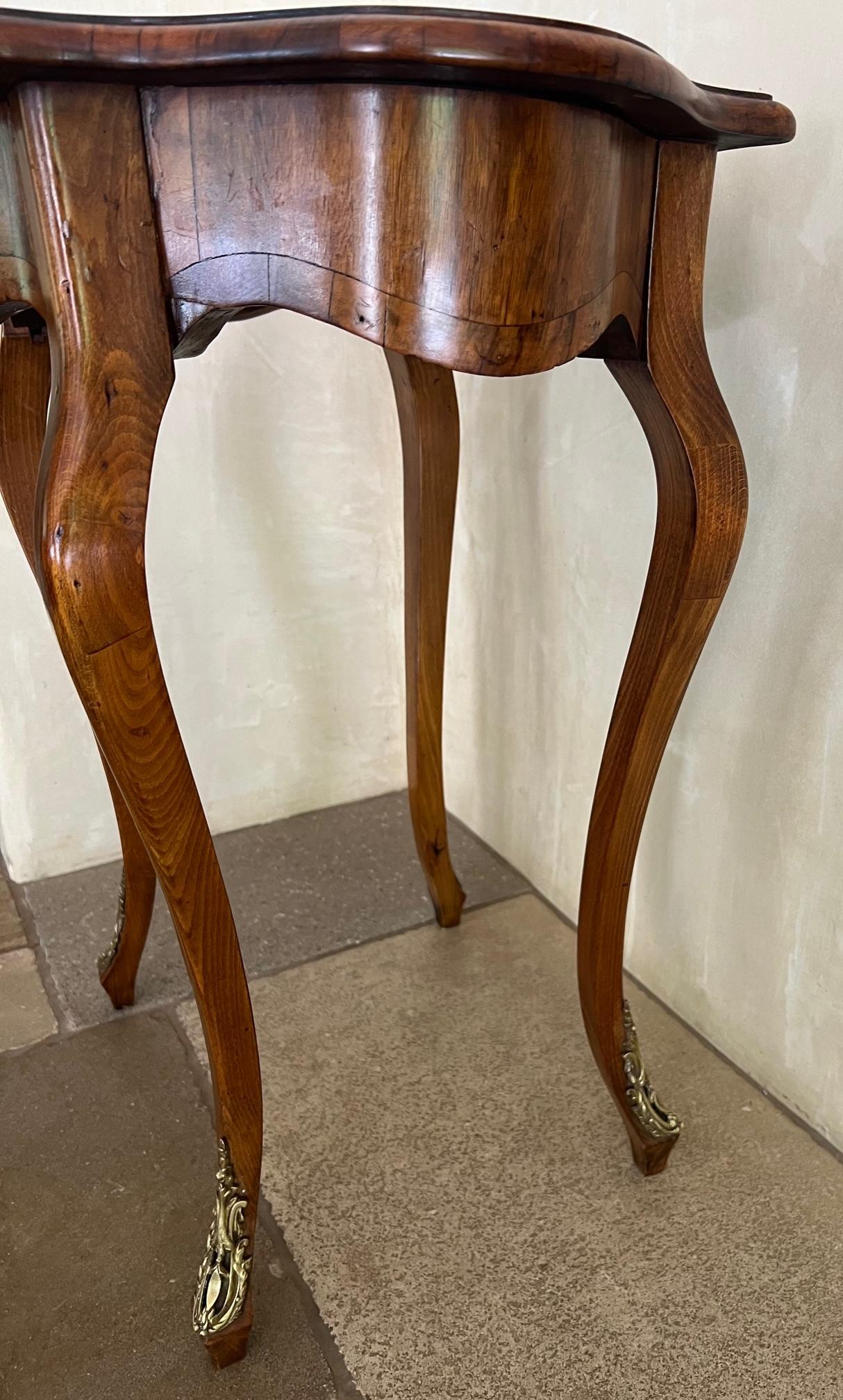 Antiker Beistelltisch aus Holz mit Intarsien und Cabriole-Beinen, die mit Ormolu-Details aus Messing verziert sind.