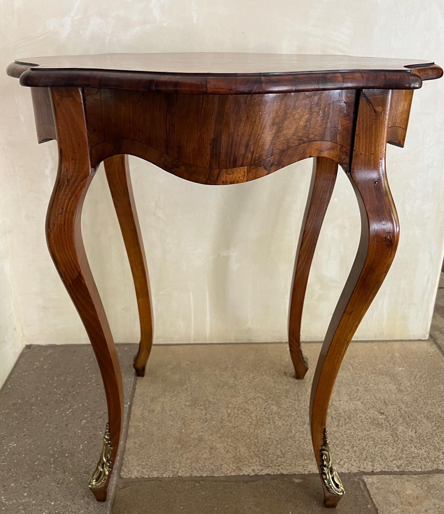 Antiker Tisch mit eingelegter, geteilter Holzplatte und Messing-Goldbronze-Details (Französische Provence) im Angebot