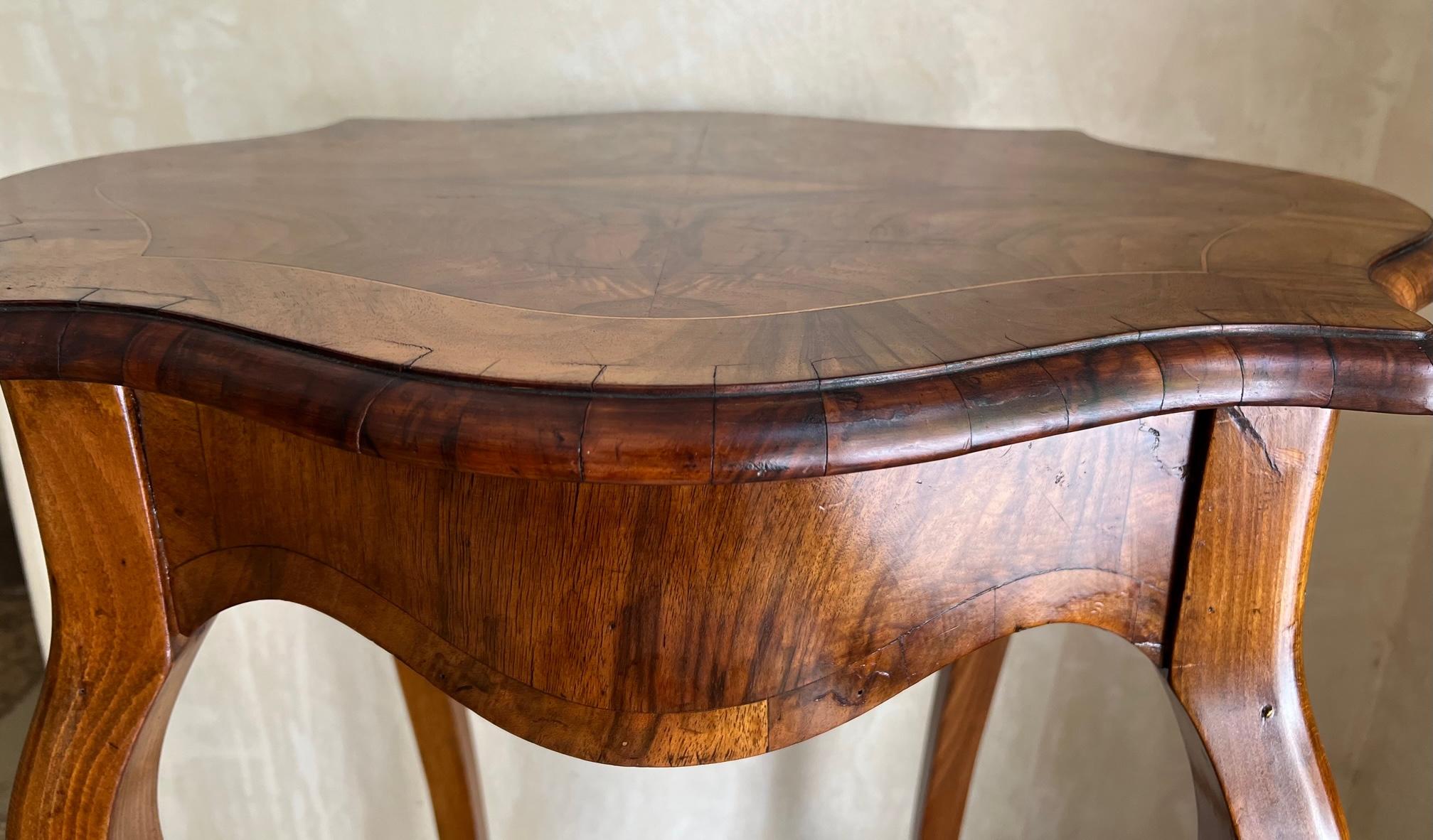 Antiker Tisch mit eingelegter, geteilter Holzplatte und Messing-Goldbronze-Details im Zustand „Gut“ im Angebot in Ross, CA