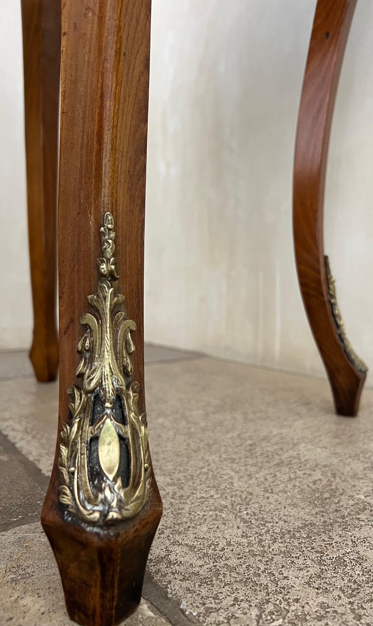 Antiker Tisch mit eingelegter, geteilter Holzplatte und Messing-Goldbronze-Details im Angebot 2