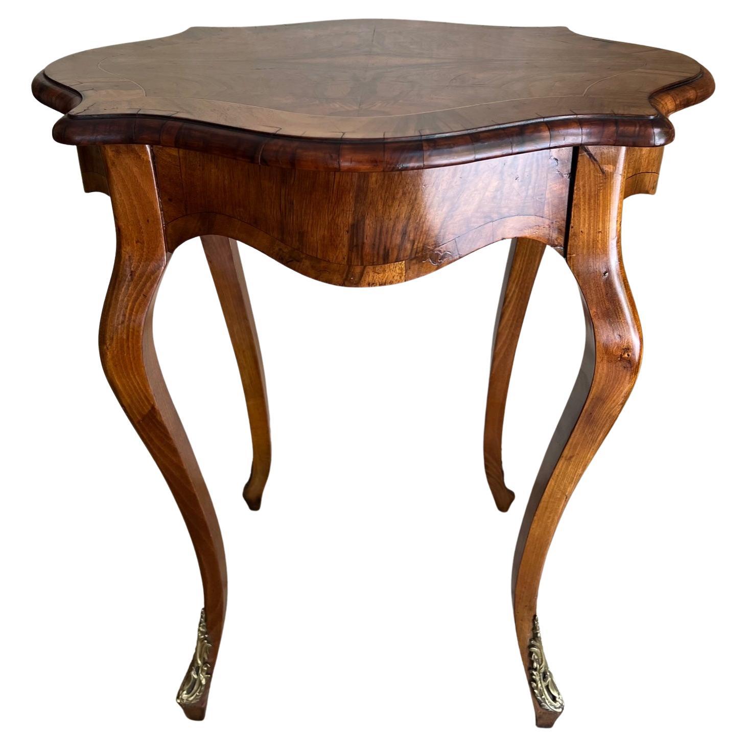 Antiker Tisch mit eingelegter, geteilter Holzplatte und Messing-Goldbronze-Details im Angebot