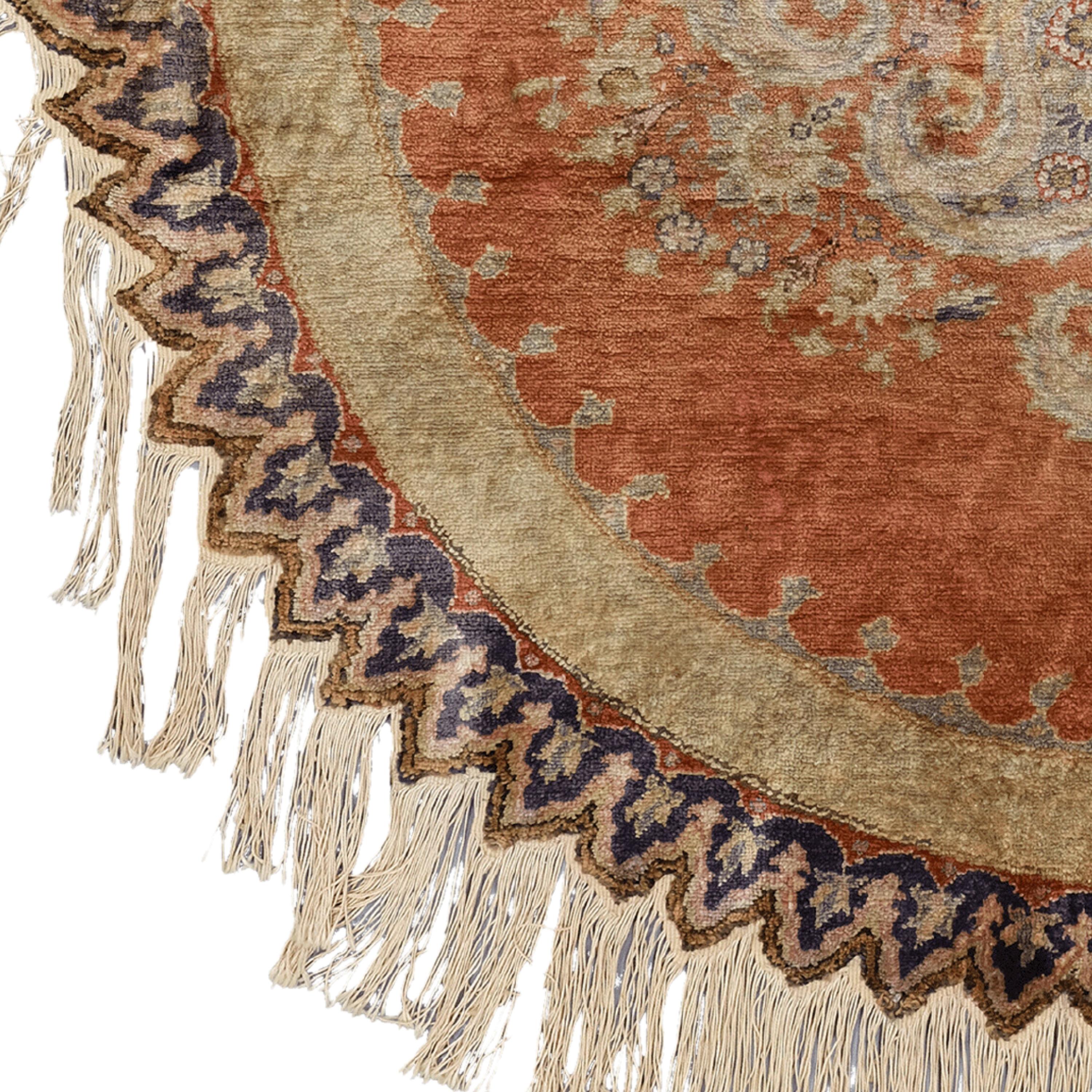 Nappe antique Tapisserie Kayseri Soie

Cet élégant tapis ancien en soie de Kayseri fait revivre l'élégance et le savoir-faire du XIXe siècle. Cette œuvre, qui attire l'attention par sa riche palette de couleurs et ses motifs détaillés, confère de la