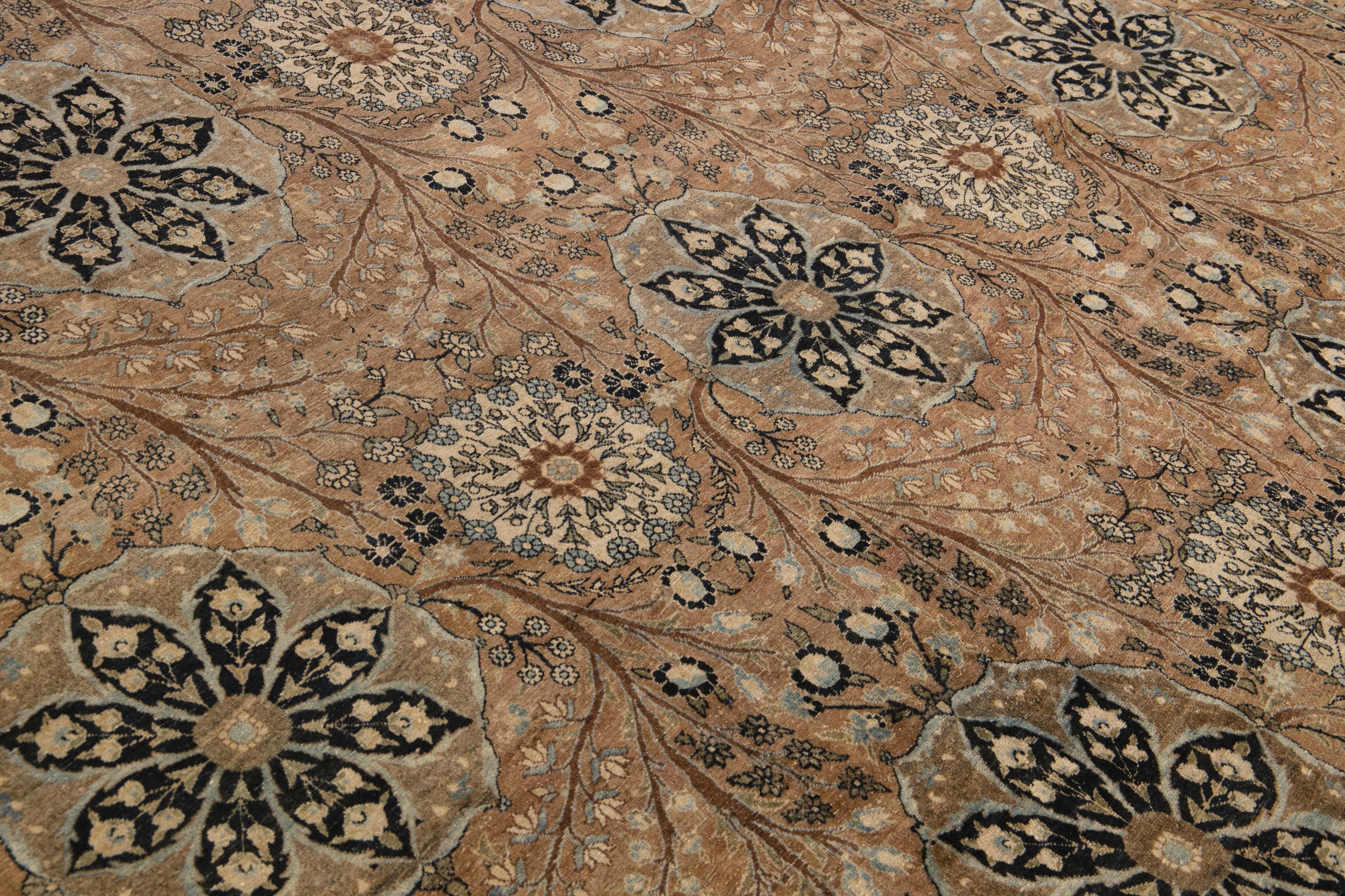 Antiker handgefertigter persischer Ovesize-Wollteppich in Beige und Blau mit Blumenmuster aus Täbris im Angebot 3