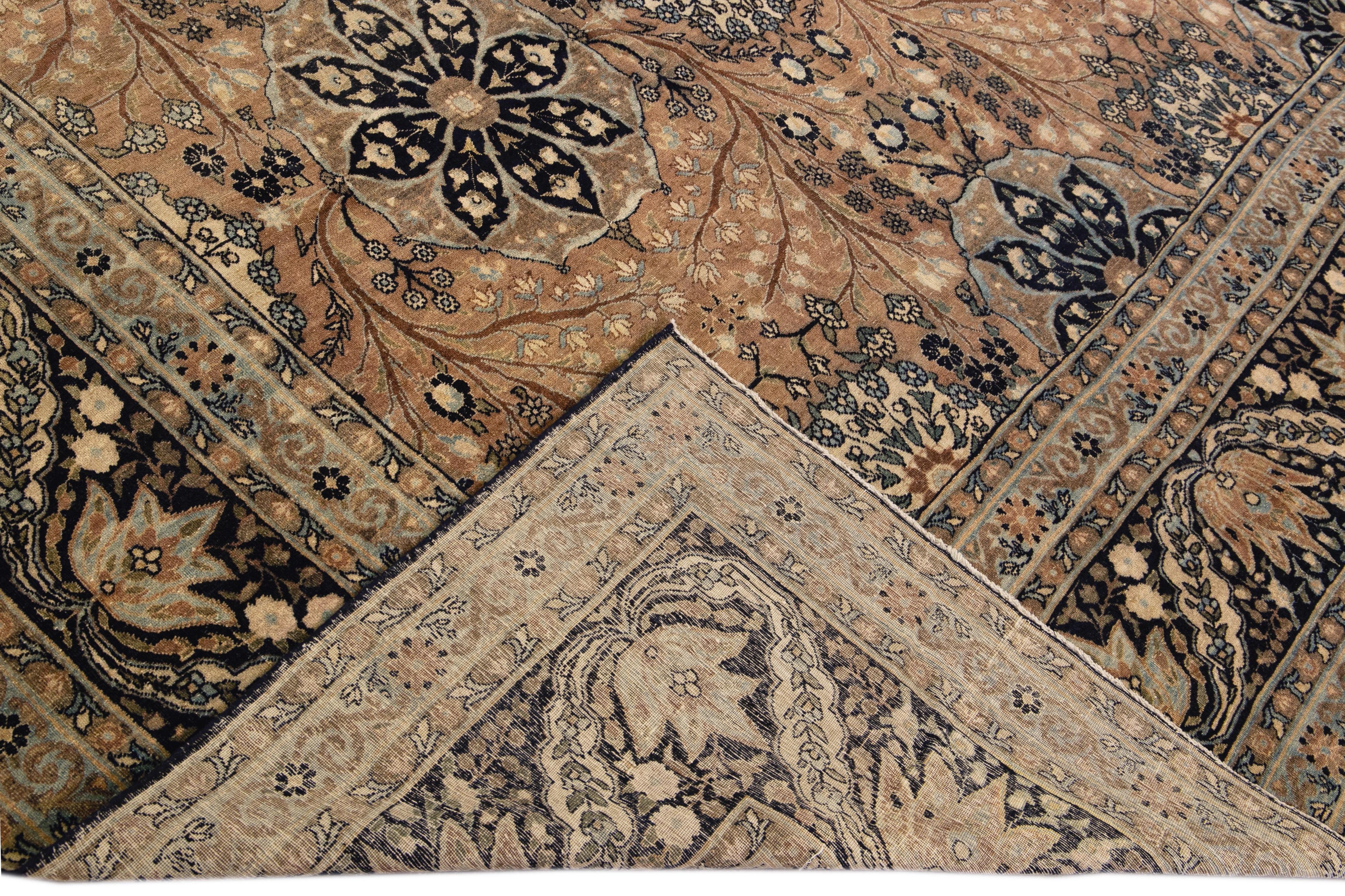 Schöne antike Tabriz handgeknüpften Wollteppich mit dem beige Feld. Dieses persische Stück hat einen blau gestalteten Rahmen und setzt traditionelle Akzente in einem floralen Allover-Muster. 

Dieser Teppich misst: 12'5