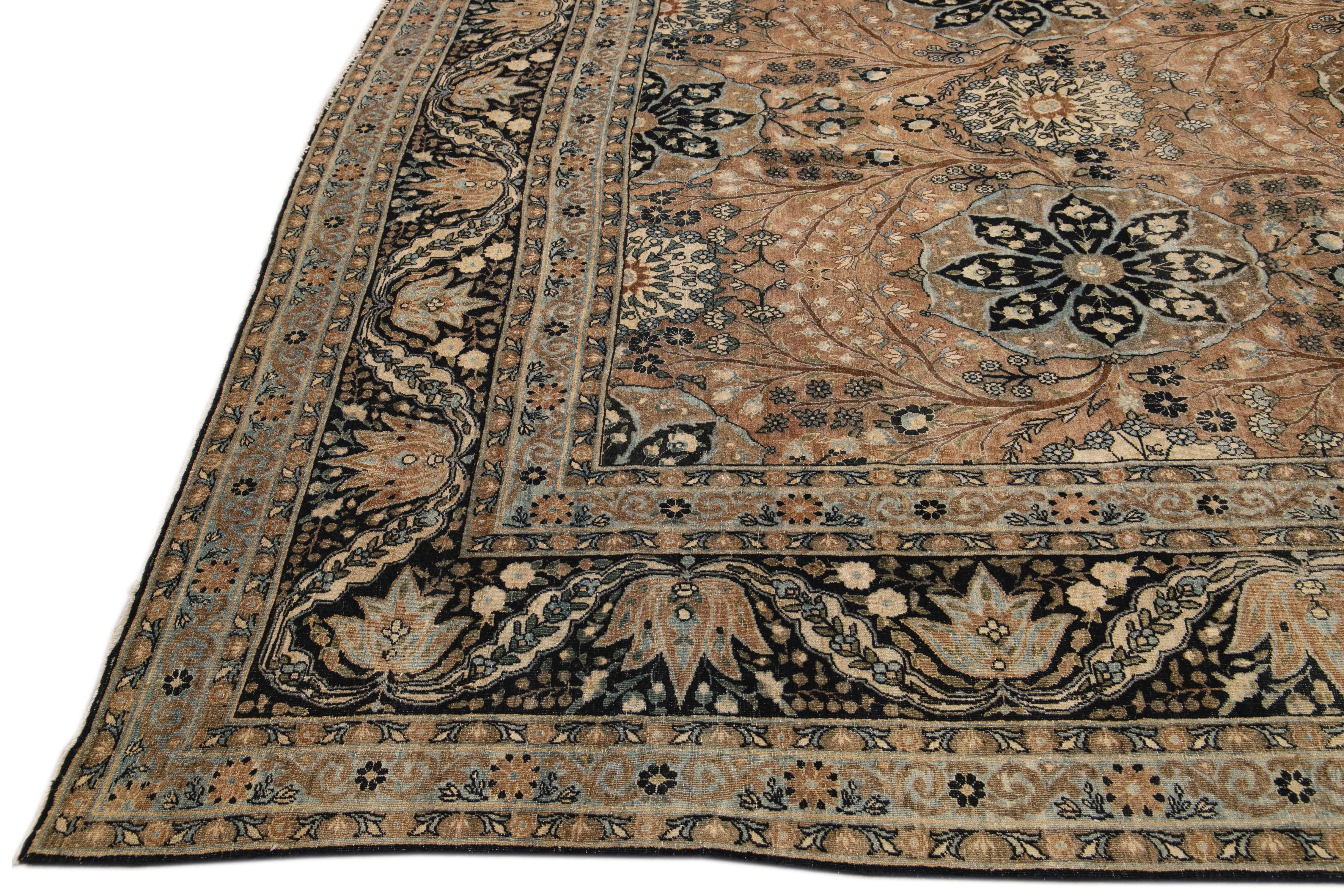 Antiker handgefertigter persischer Ovesize-Wollteppich in Beige und Blau mit Blumenmuster aus Täbris (Persisch) im Angebot