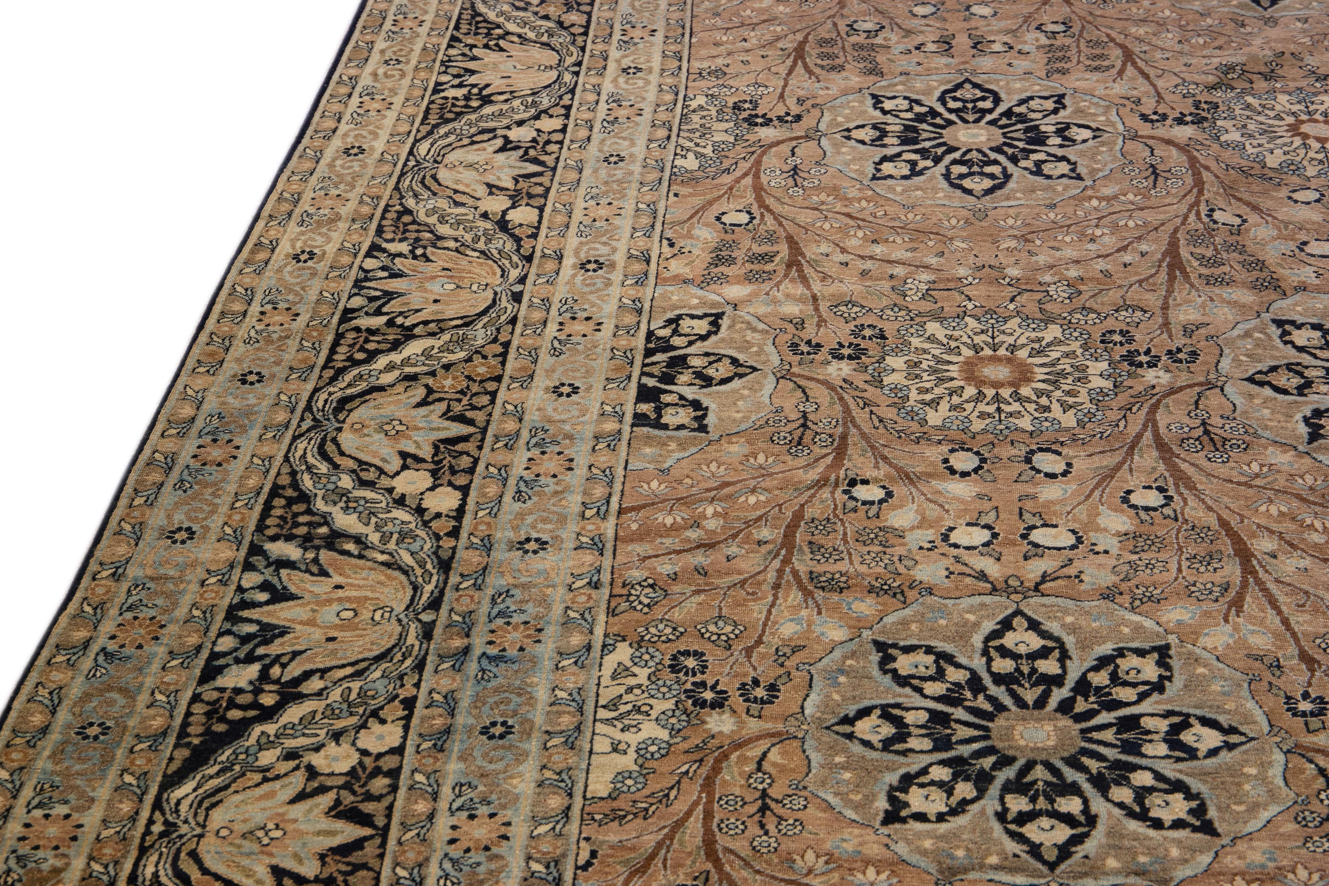 Antiker handgefertigter persischer Ovesize-Wollteppich in Beige und Blau mit Blumenmuster aus Täbris im Angebot 2