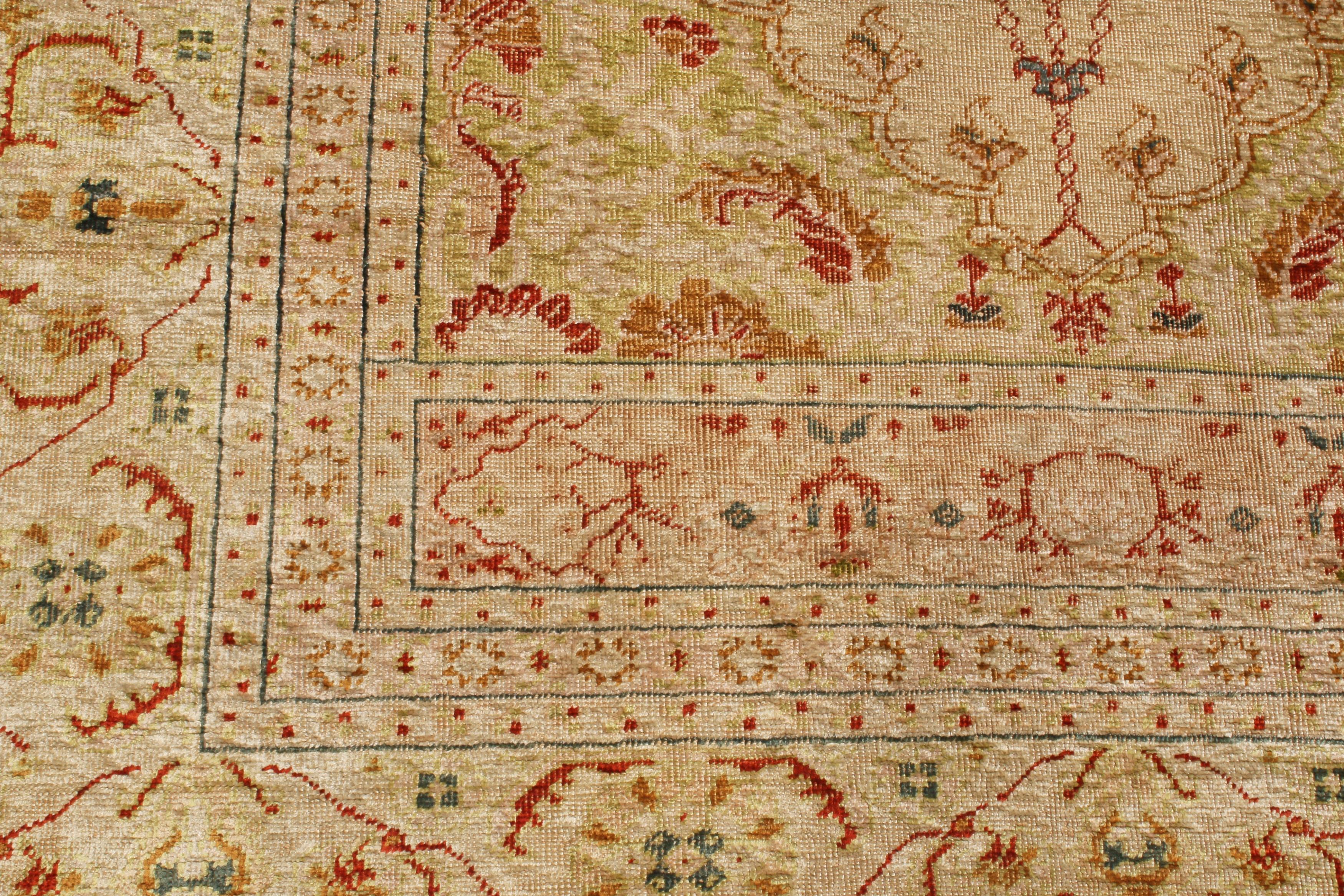 Antiker persischer Teppich aus Tabriz in Beige und Rot aus Wolle von Teppich & Kelim im Zustand „Gut“ im Angebot in Long Island City, NY