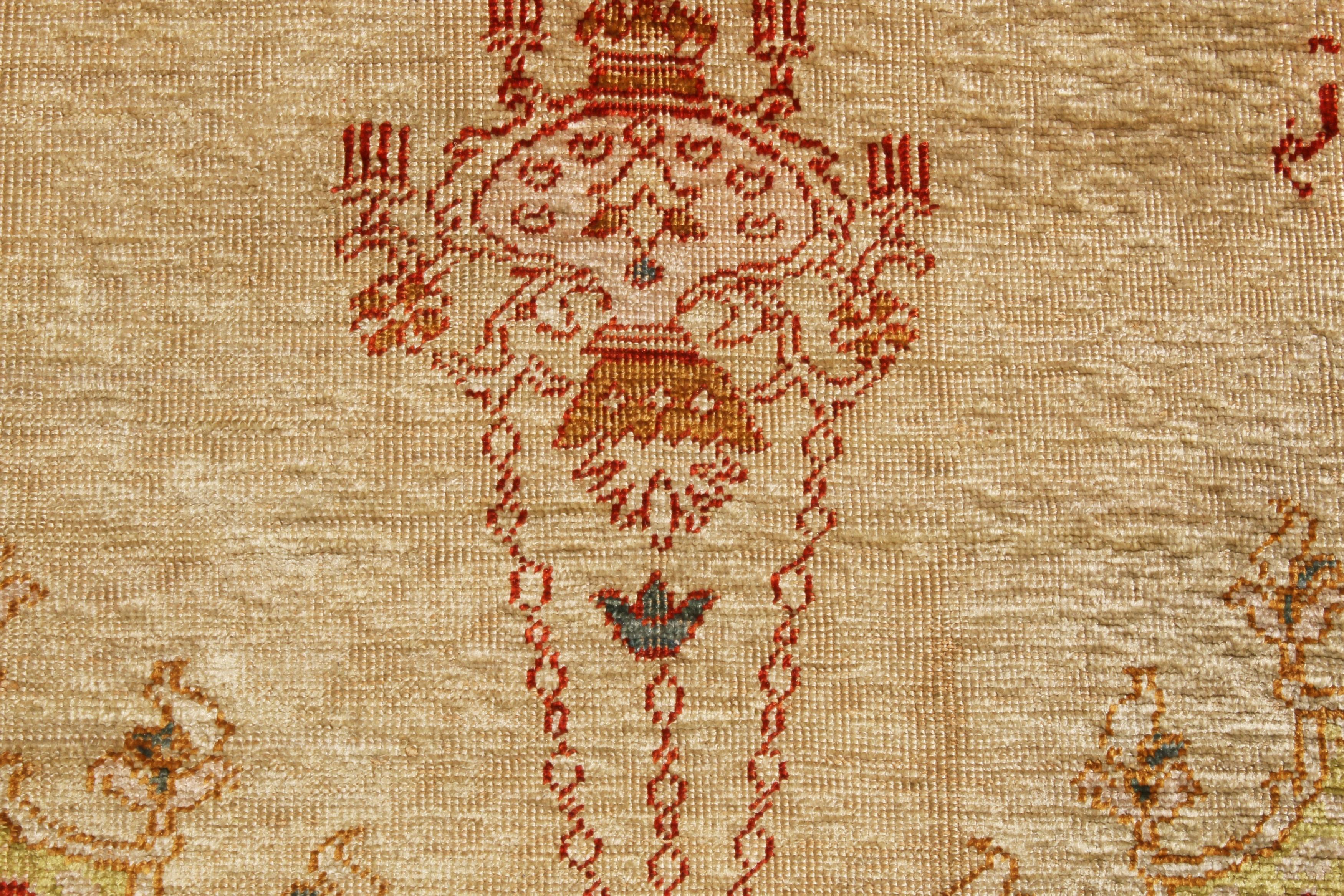 Antiker persischer Teppich aus Tabriz in Beige und Rot aus Wolle von Teppich & Kelim (Spätes 19. Jahrhundert) im Angebot