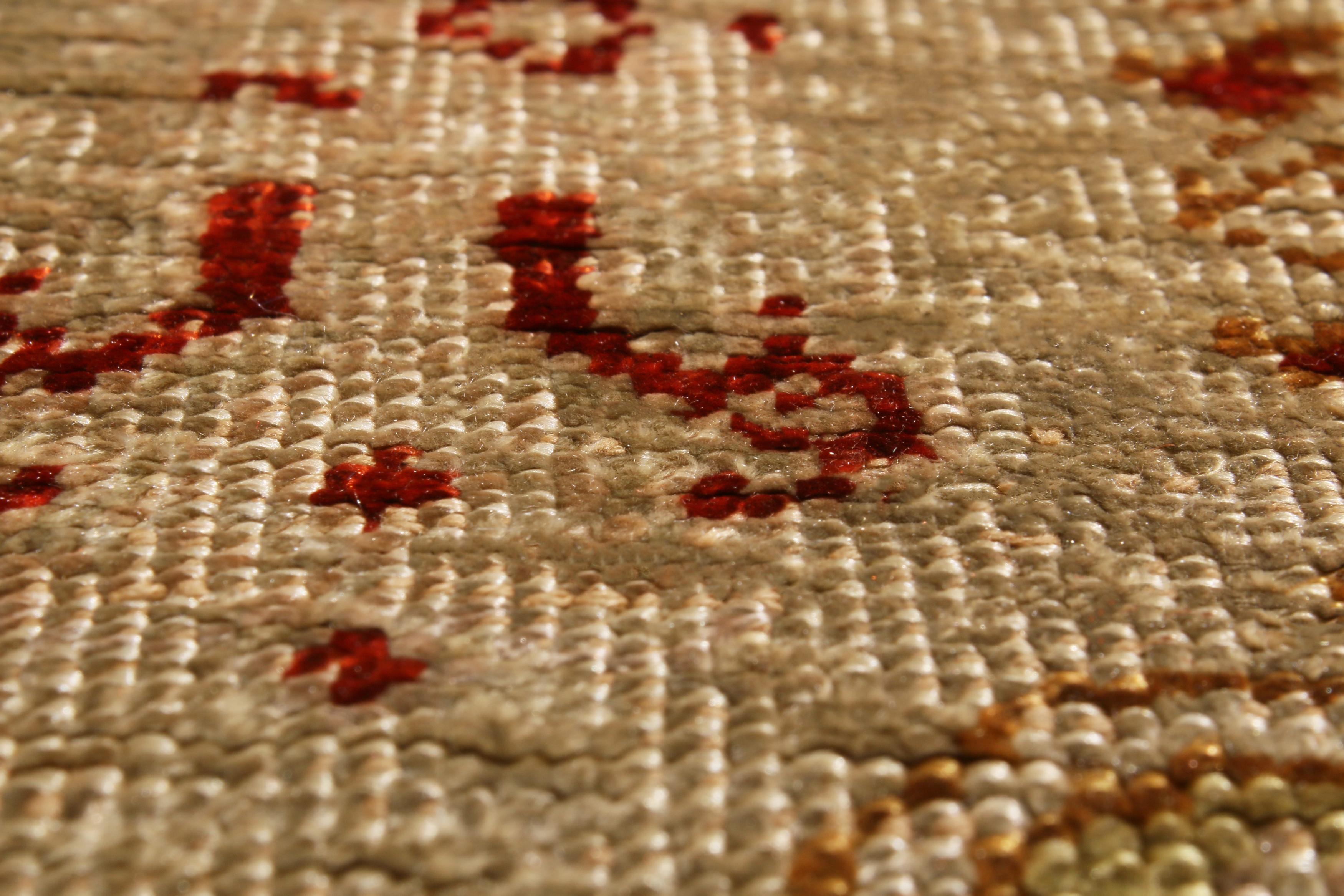 Antiker persischer Teppich aus Tabriz in Beige und Rot aus Wolle von Teppich & Kelim im Angebot 1