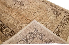 Antiker handgefertigter übergroßer persischer Wollteppich in Täbris-Beige mit Shah Abbasi-Motiv