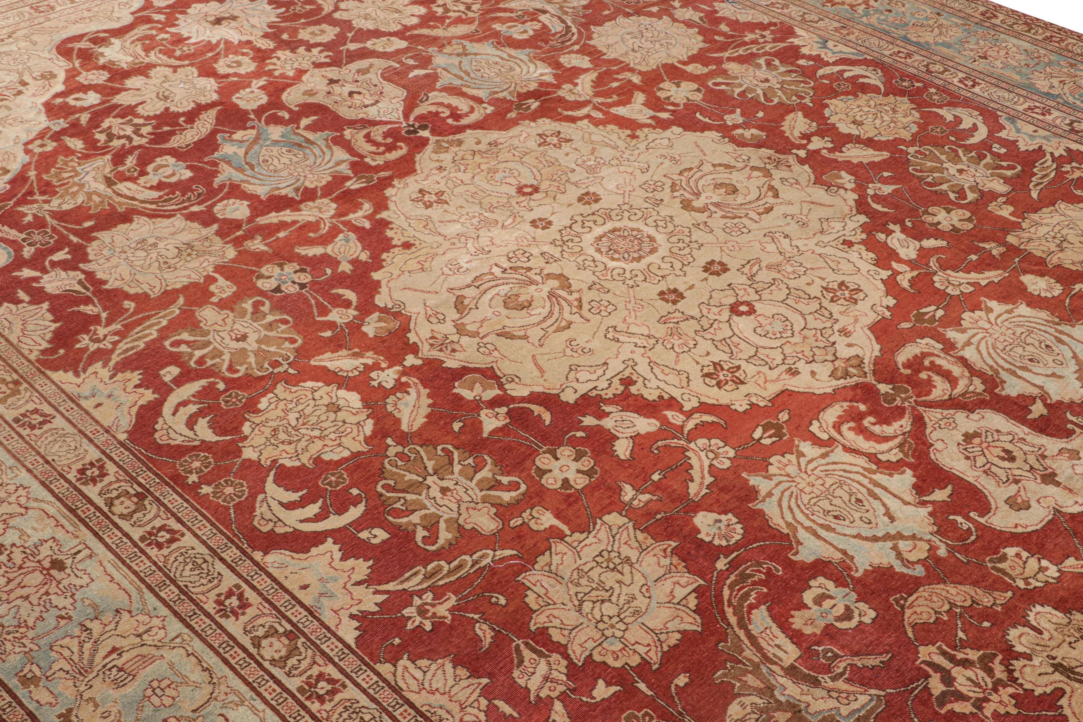 Annodato a mano in lana e proveniente dalla Persia intorno al 1910-1920, questo tappeto antico 10×14 presenta un design Tabriz con un distinto motivo a medaglione, con colori marroni e arancioni in buone condizioni.
