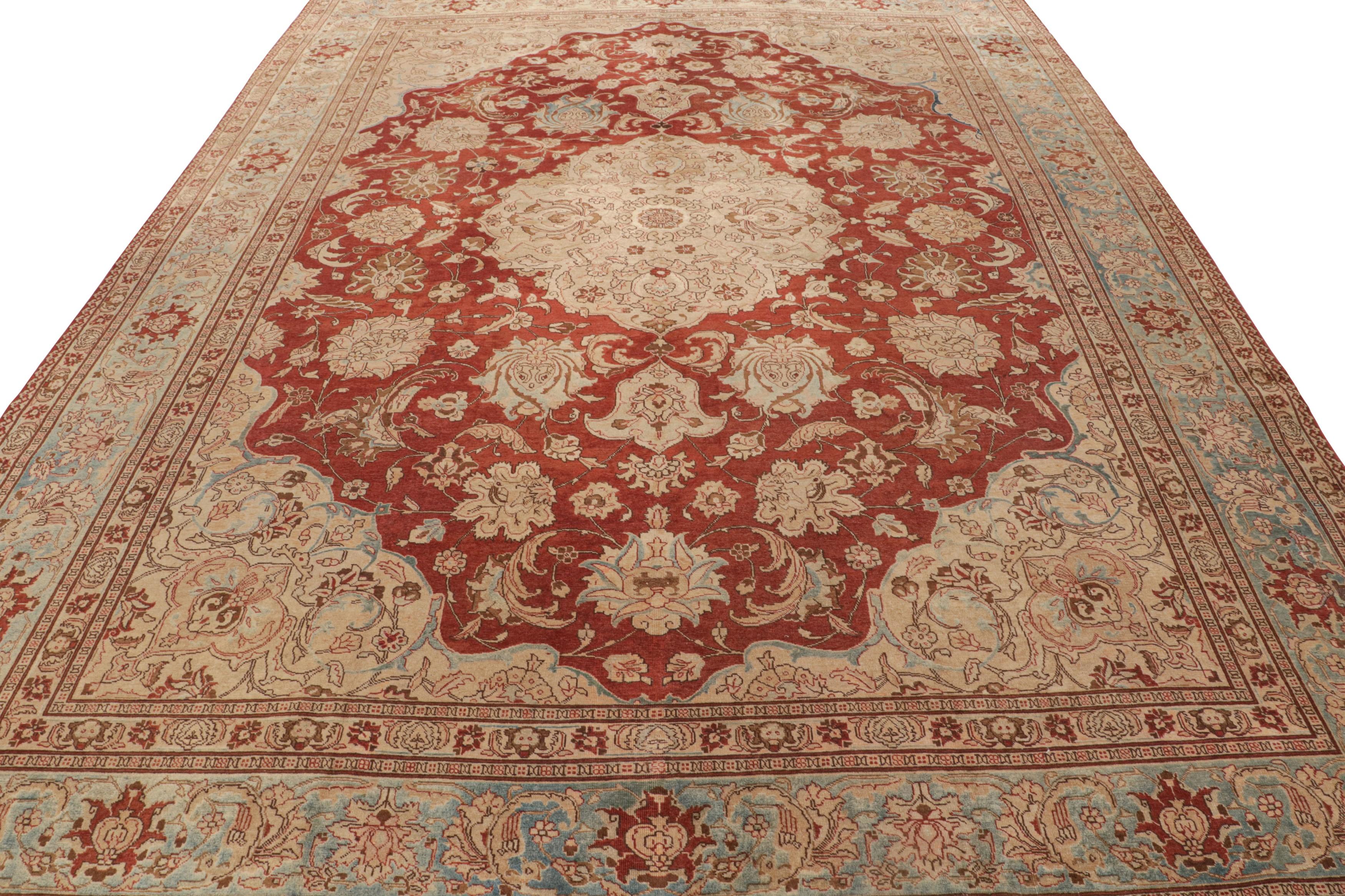 Antico tappeto floreale persiano in lana Tabriz beige rosso e blu - stile medaglione In condizioni buone in vendita a Long Island City, NY