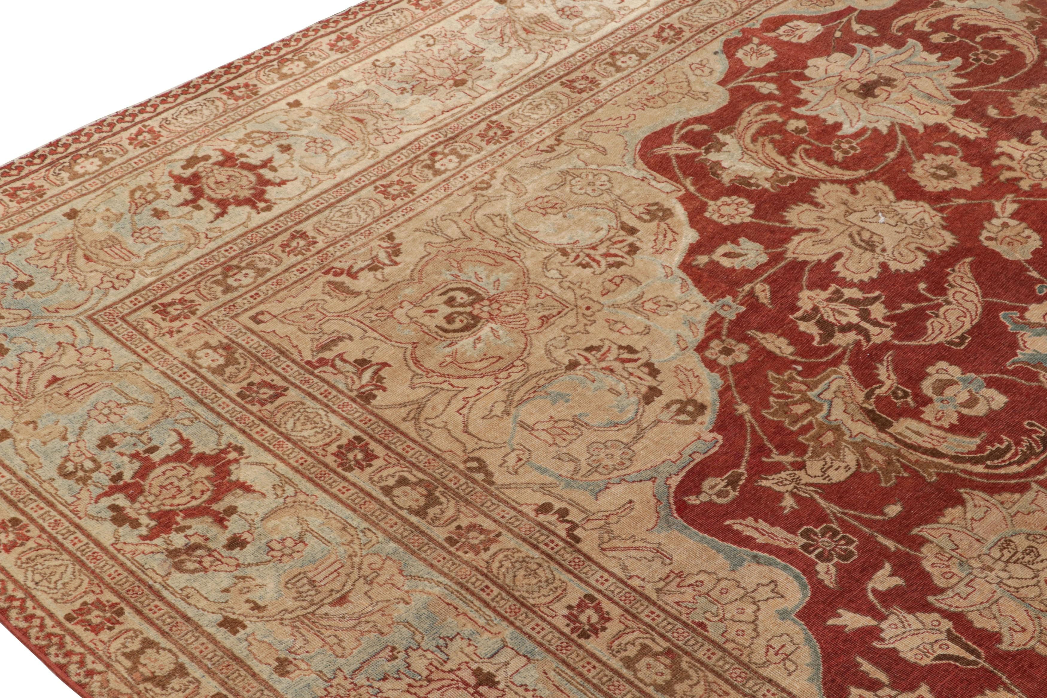 Inizio XX secolo Antico tappeto floreale persiano in lana Tabriz beige rosso e blu - stile medaglione in vendita