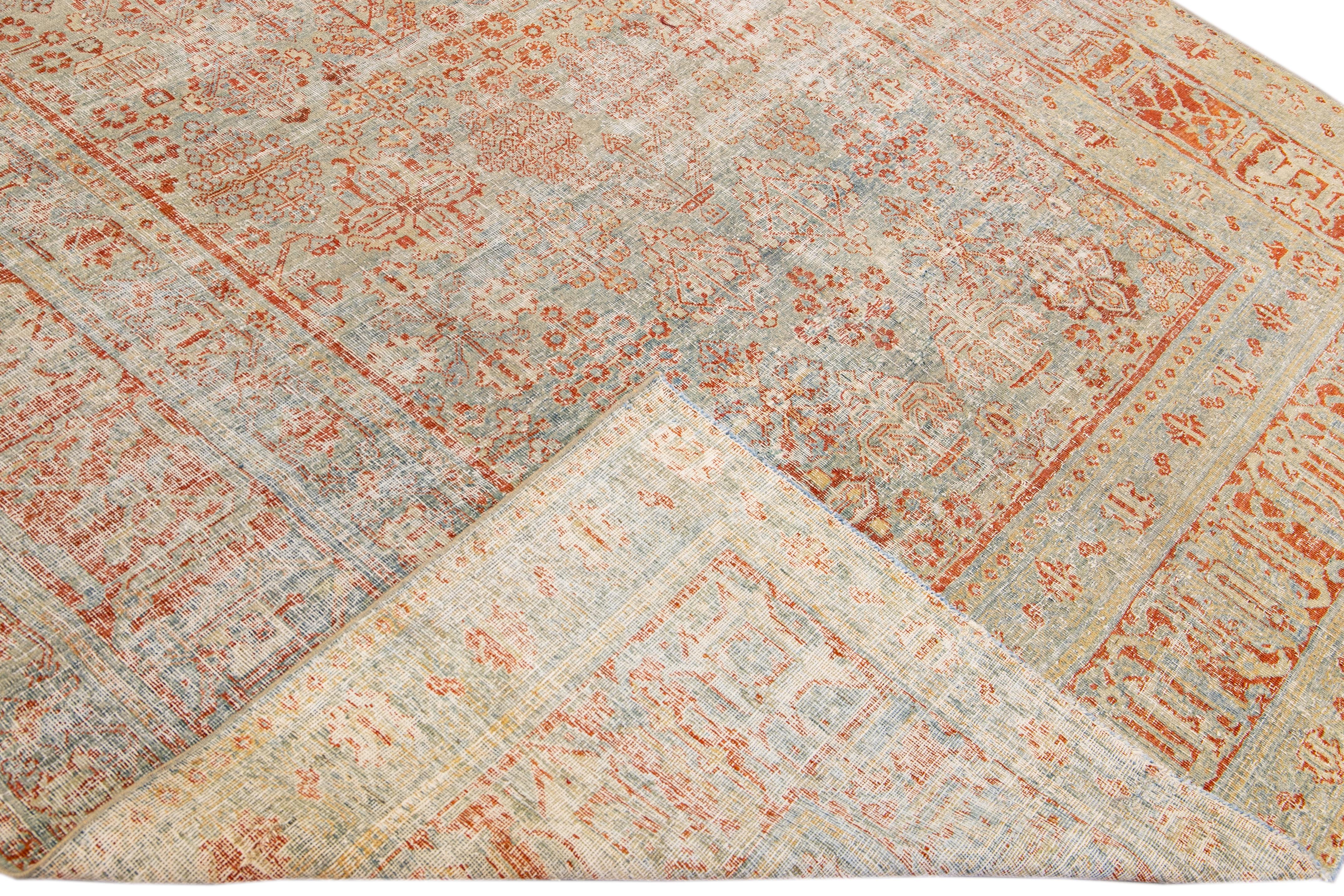 Magnifique tapis antique Tabriz en laine nouée à la main avec le champ bleu. Cette pièce persane a un cadre rouillé et des accents traditionnels dans un motif floral géométrique. 

Ce tapis mesure : 7'10