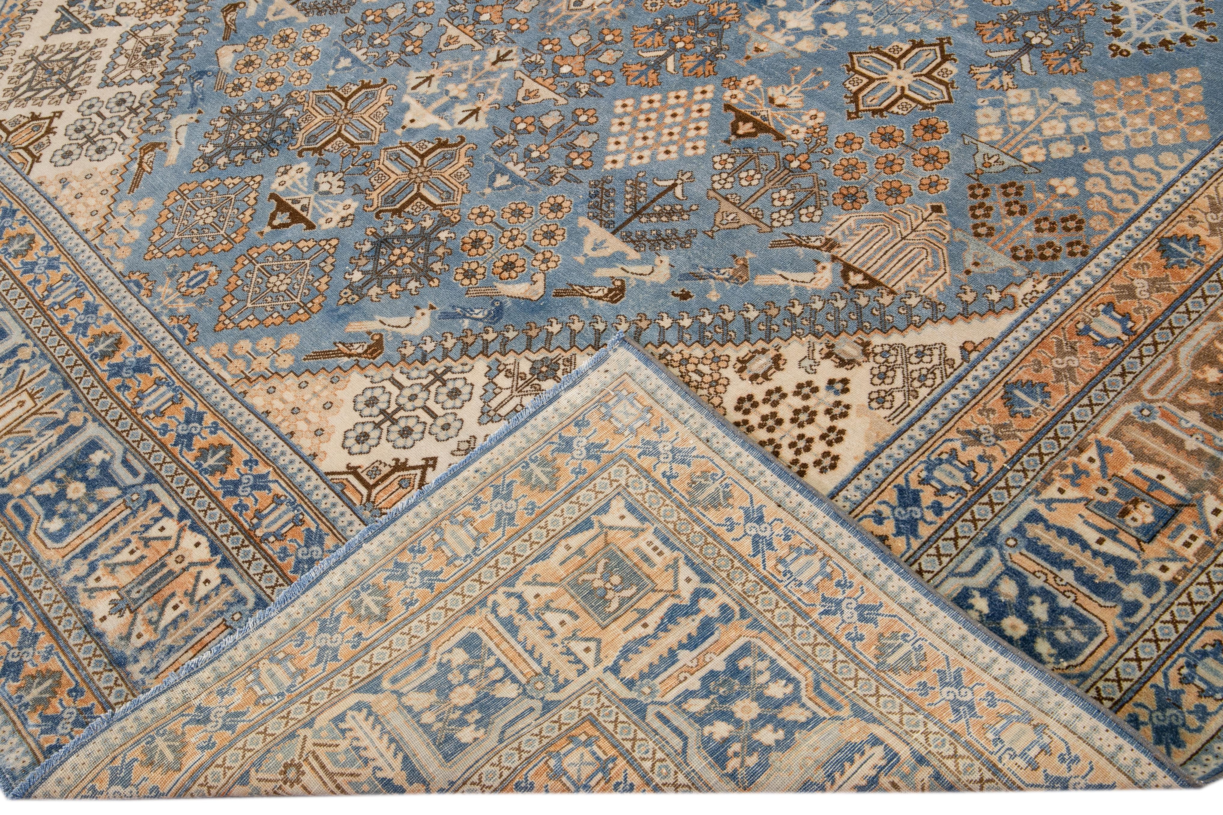 Magnifique tapis antique Tabriz en laine nouée à la main avec le champ bleu. Cette pièce persane a un cadre de conception rouillée et des accents beiges traditionnels dans un design géométrique all-over. 

Ce tapis mesure : 8'9
