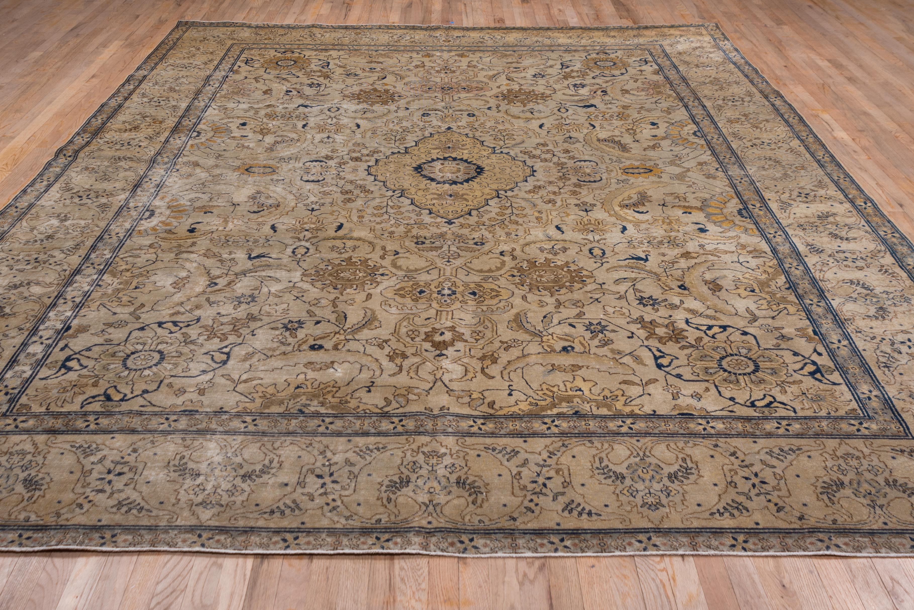 Noué à la main Tapis ancien de Tabriz, vers 1920 tons dorés