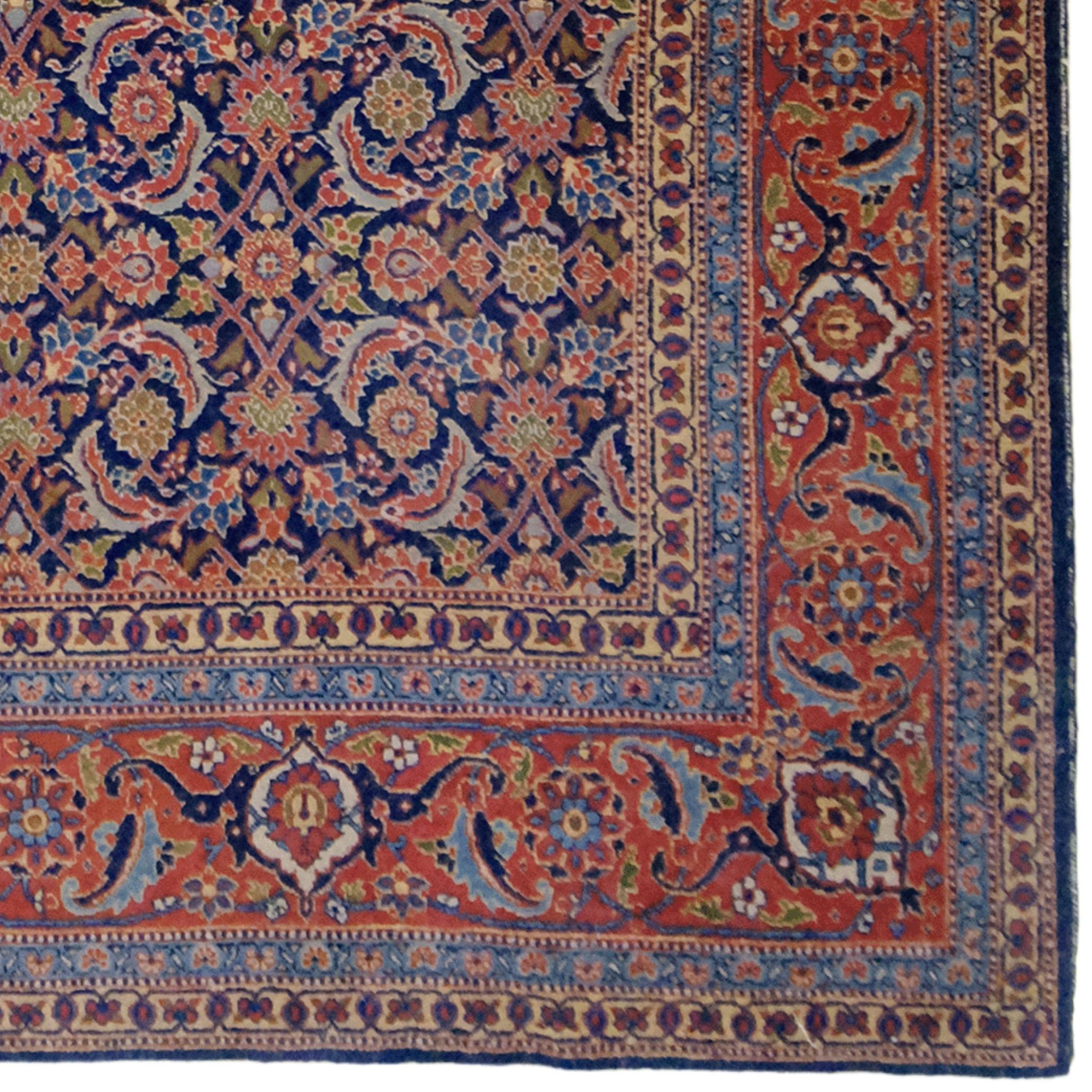 Antique Tabriz Carpet In Good Condition For Sale In Sultanahmet, 34