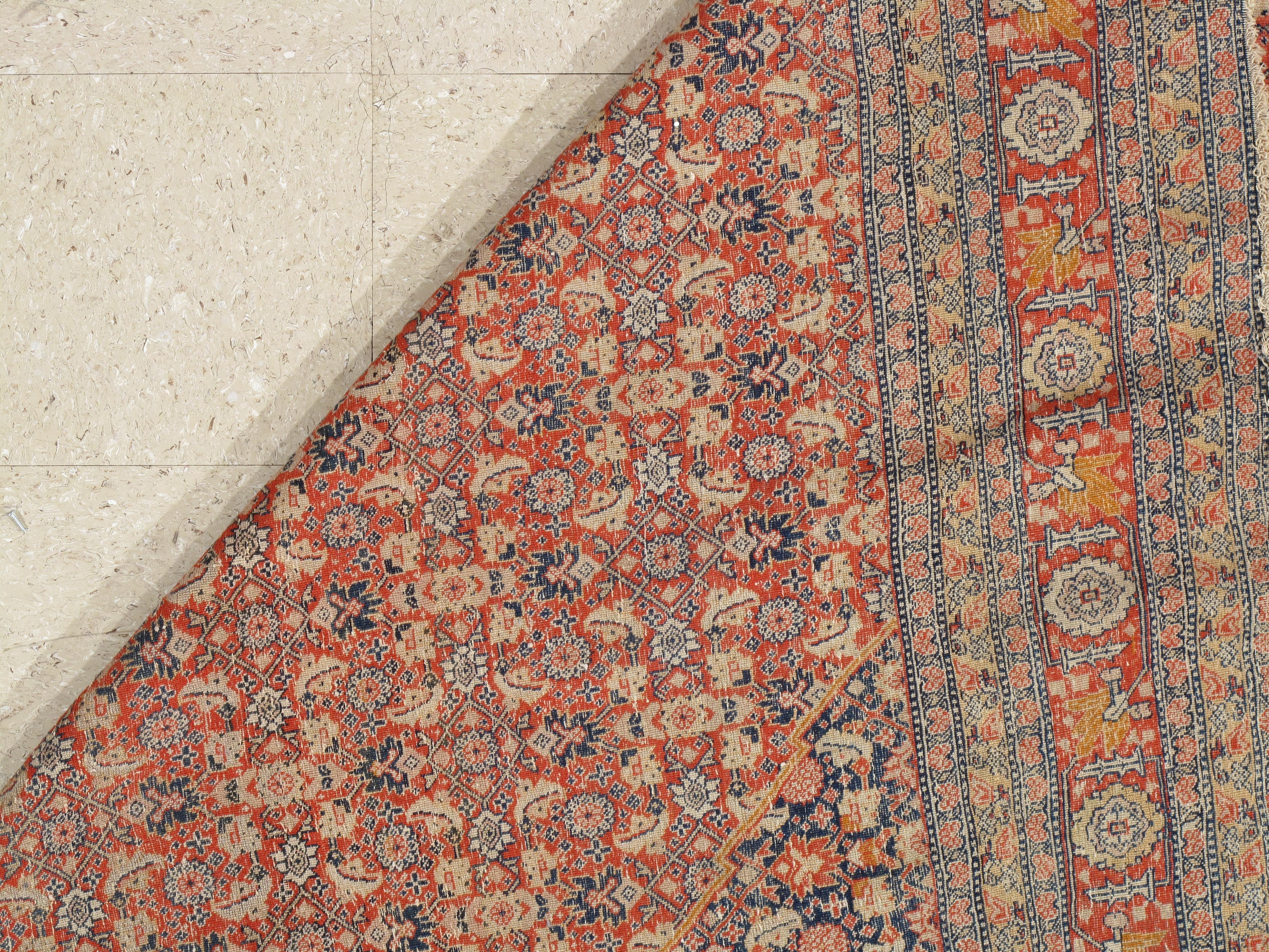 Antiker Täbris-Teppich, Hadji-Jalili-Perserteppich, Erdtöne, Elfenbein, Rost, Marineblau (Persisch) im Angebot