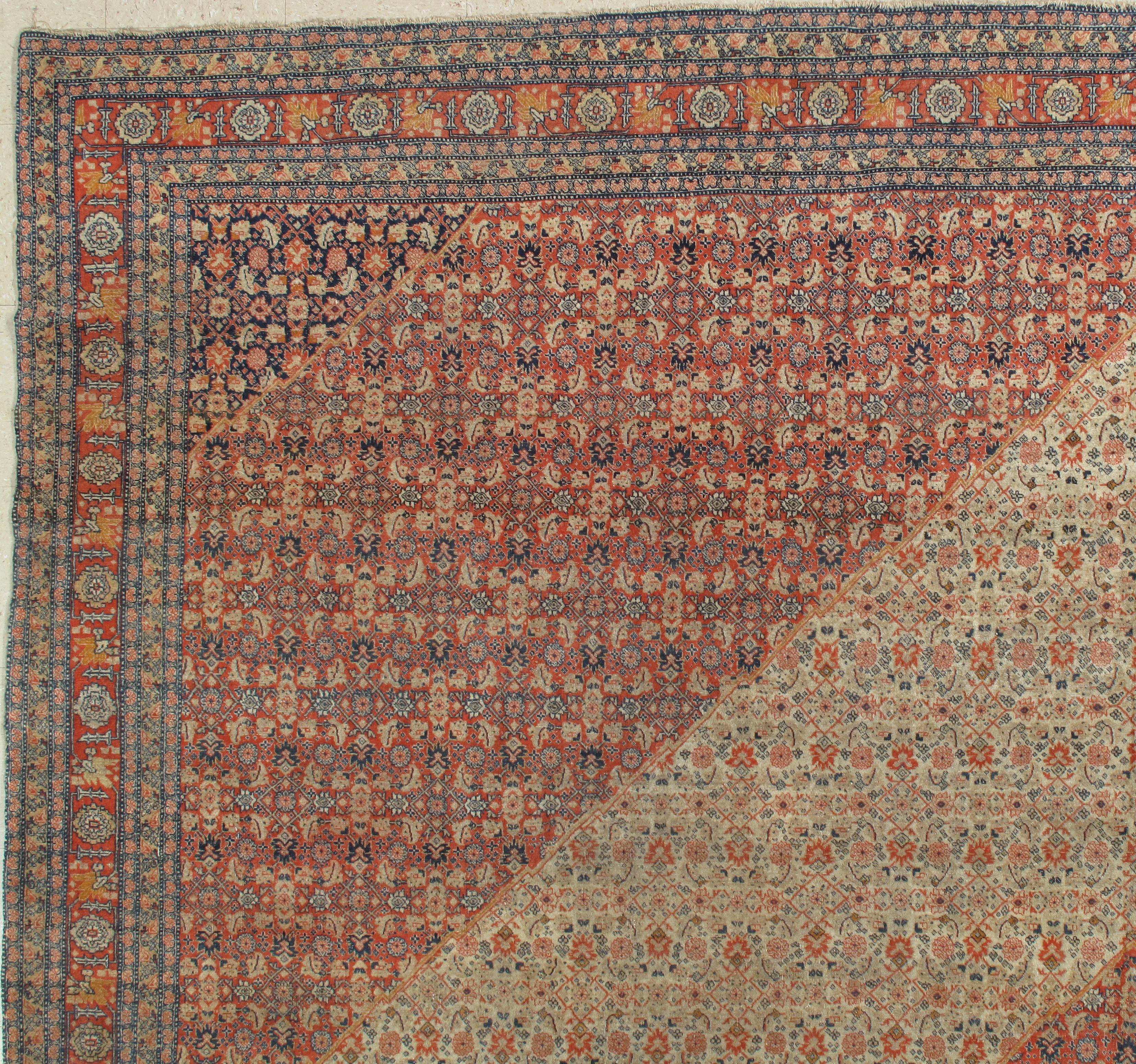 Antiker Täbris-Teppich, Hadji-Jalili-Perserteppich, Erdtöne, Elfenbein, Rost, Marineblau (Wolle) im Angebot