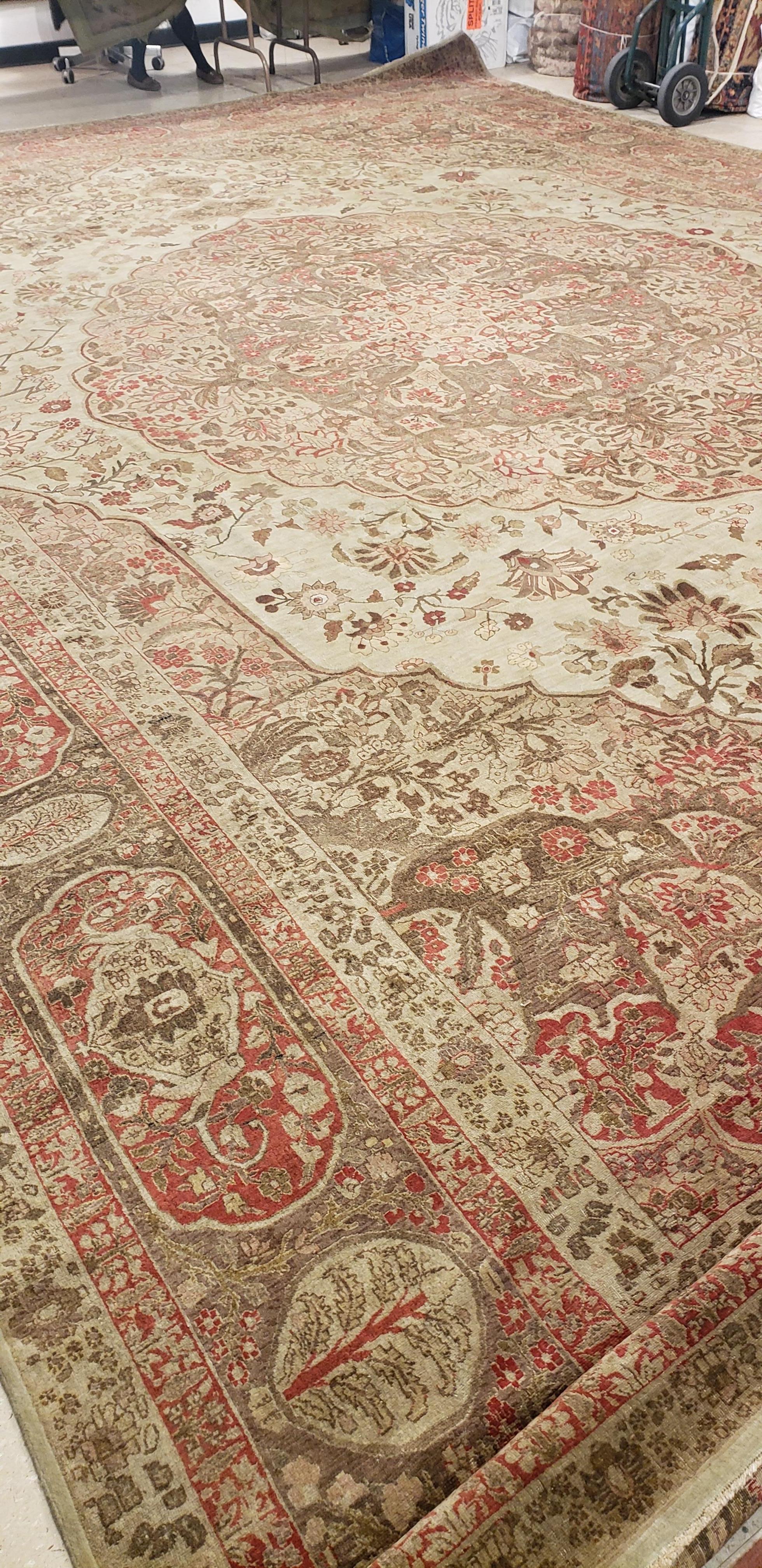 Tapis persan ancien de Tabriz, tapis Hadji Jalili, tons terreux, bleu clair, corail en vente 8