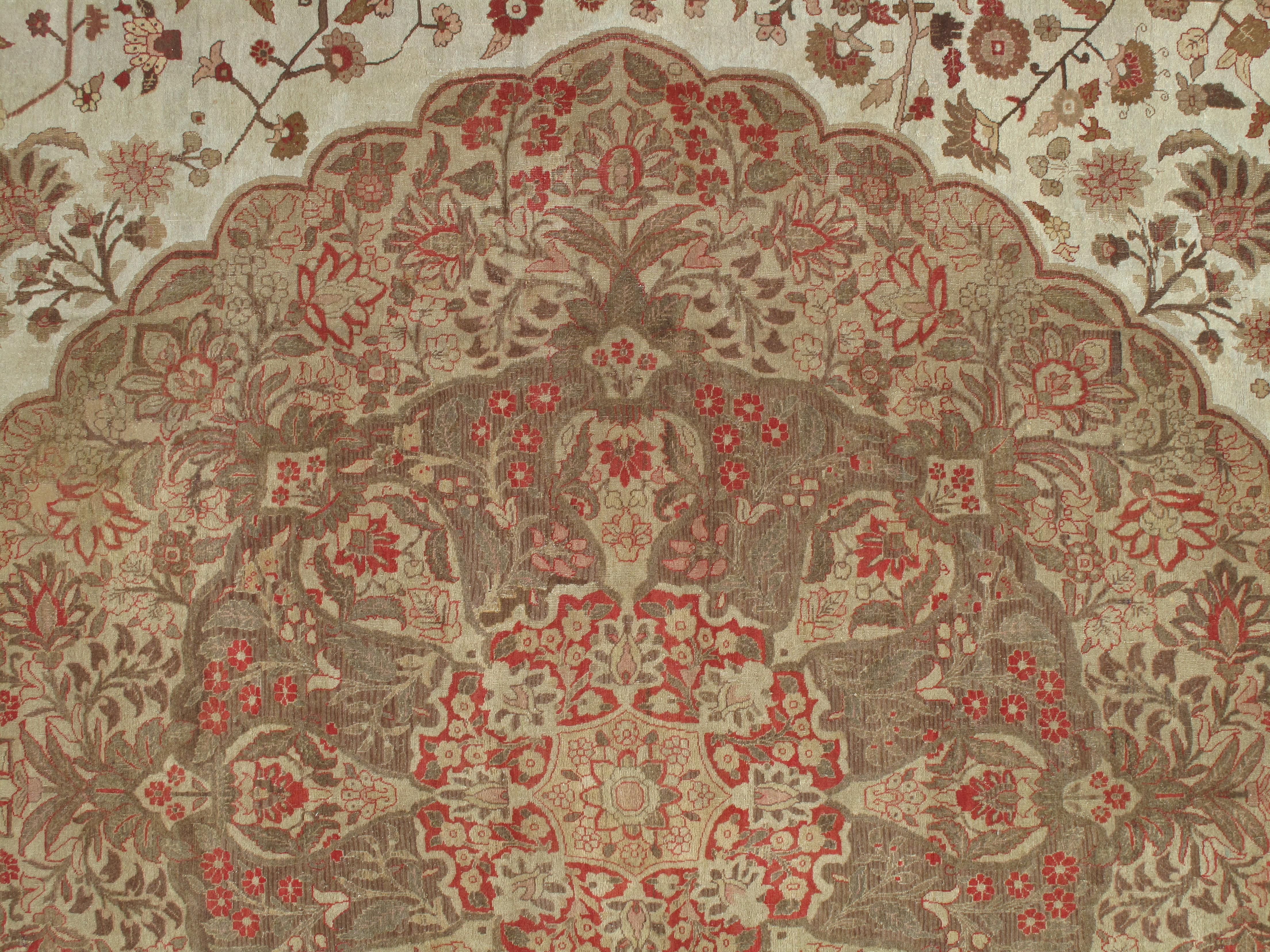 Tapis persan ancien de Tabriz, tapis Hadji Jalili, tons terreux, bleu clair, corail en vente 12